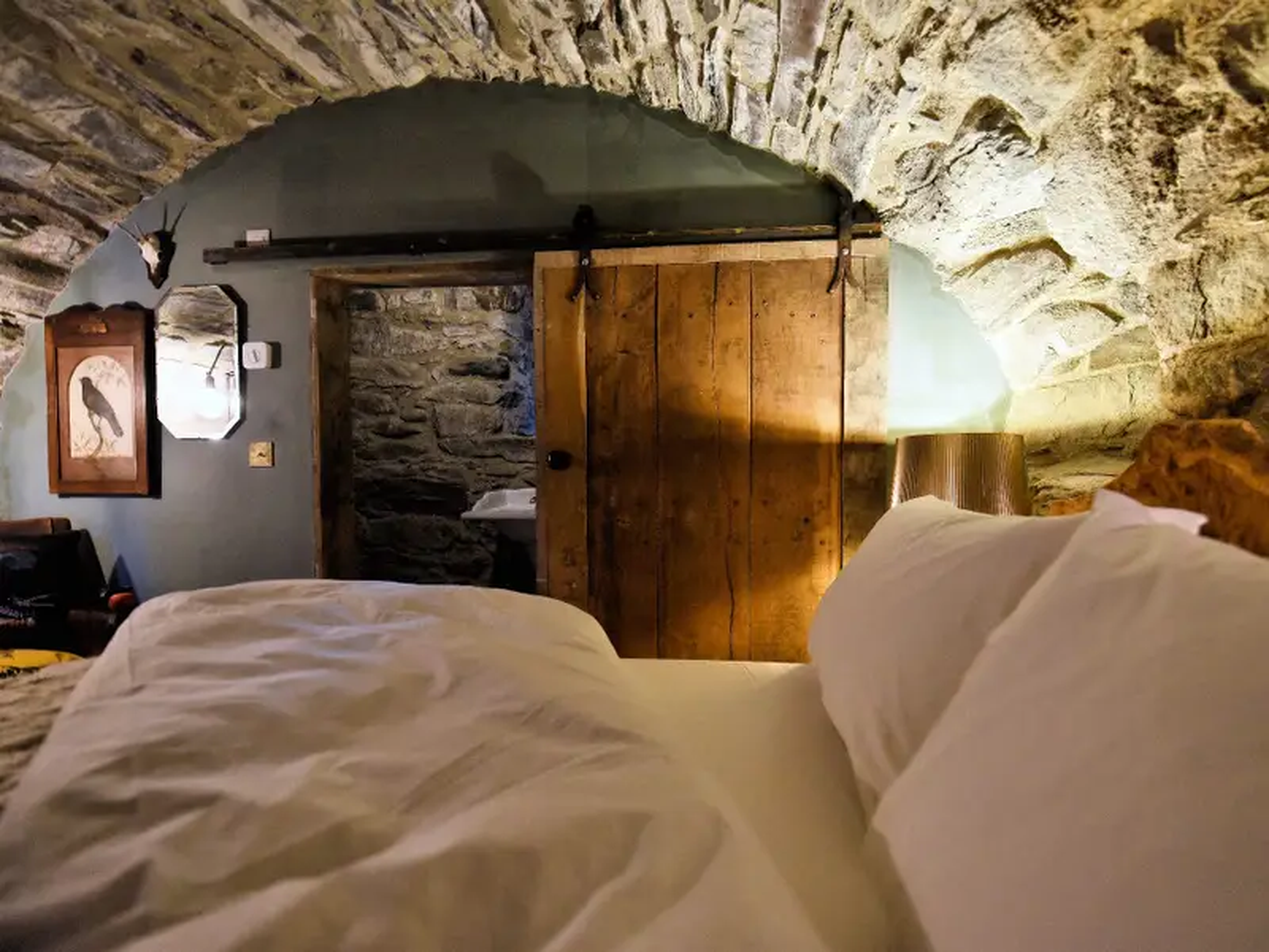 Una de las habitaciones del castillo de Kilmartin, donde la cama está bajo un techo de piedra vista con doble bóveda que sigue en pie desde 1550.