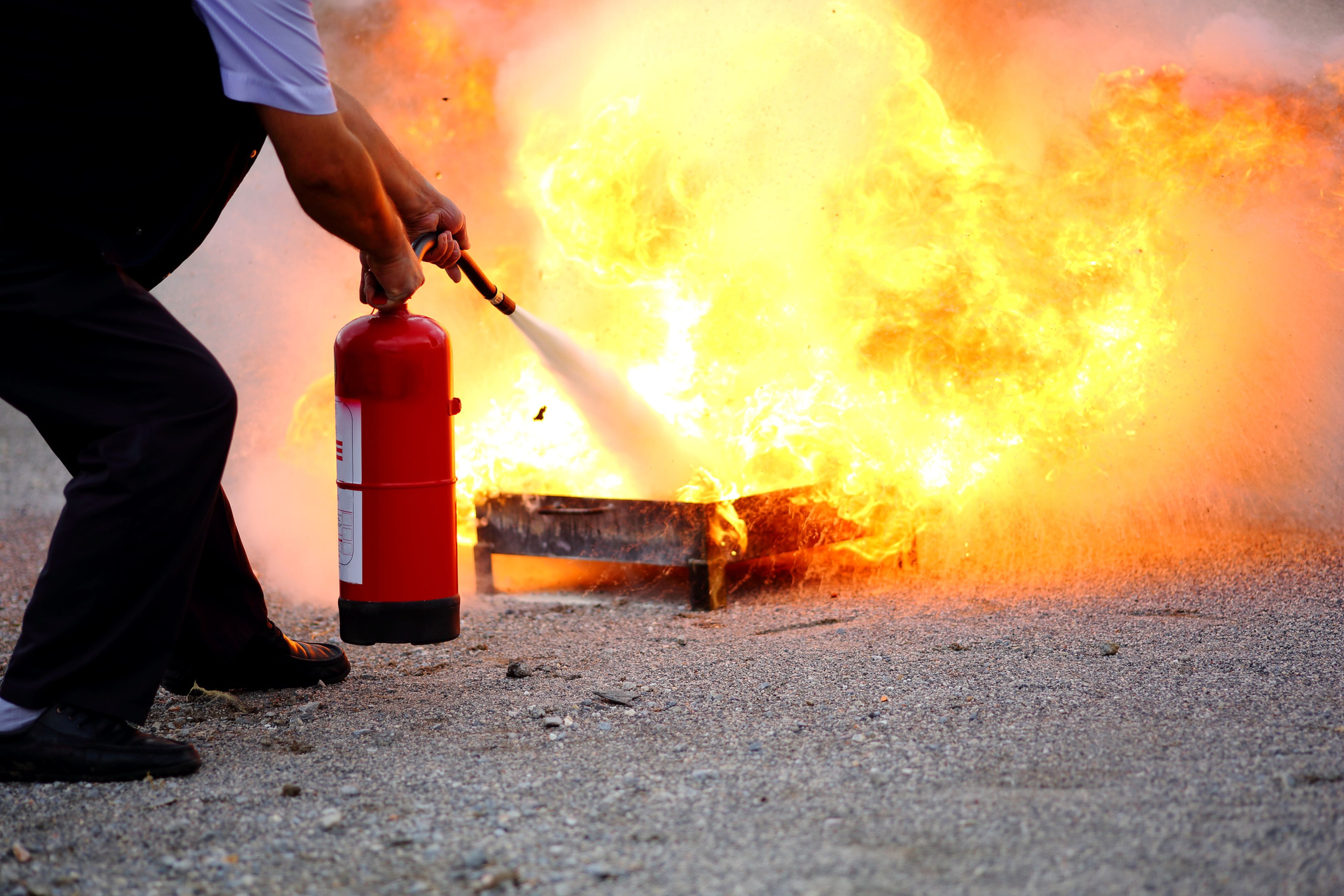 Hombre apagando un incendio con un extintor