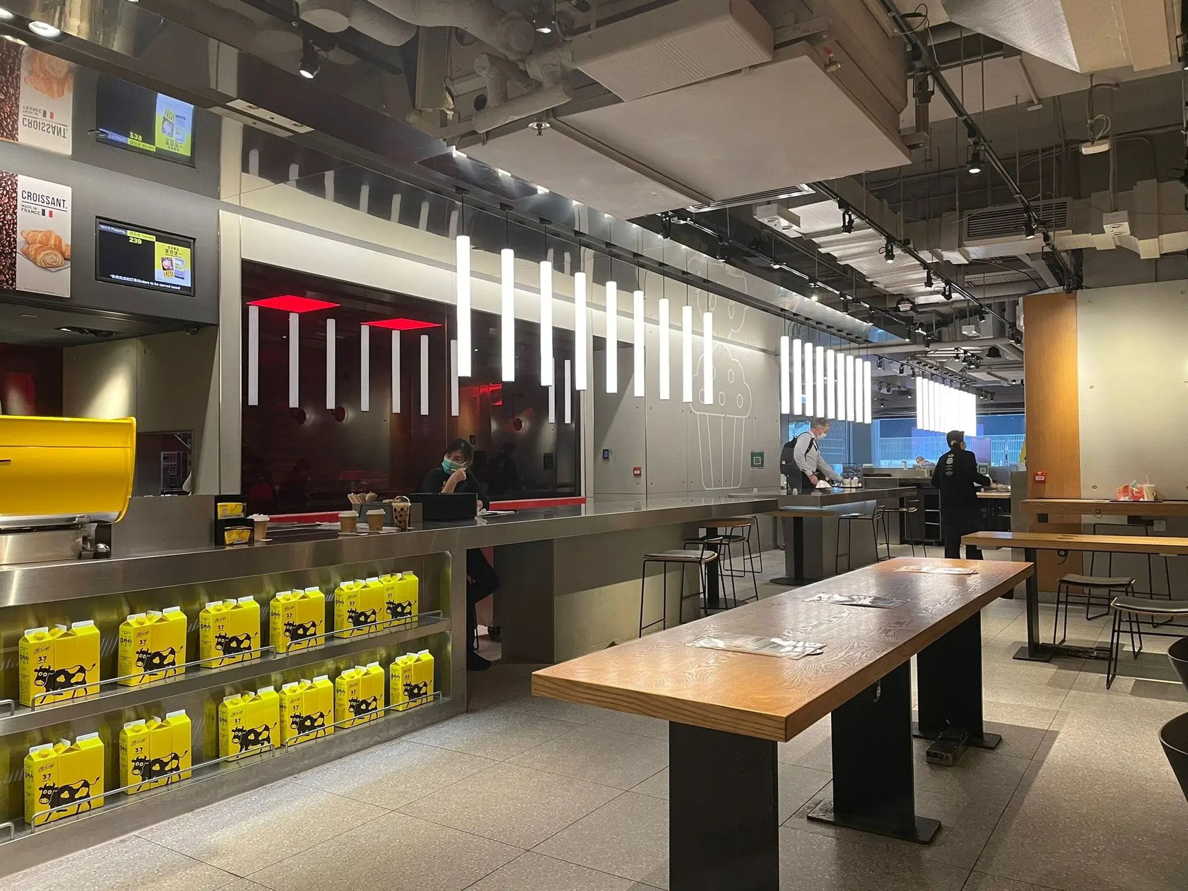 El interior de McDonald's Next tenía un diseño industrial y una sensación de almacén.