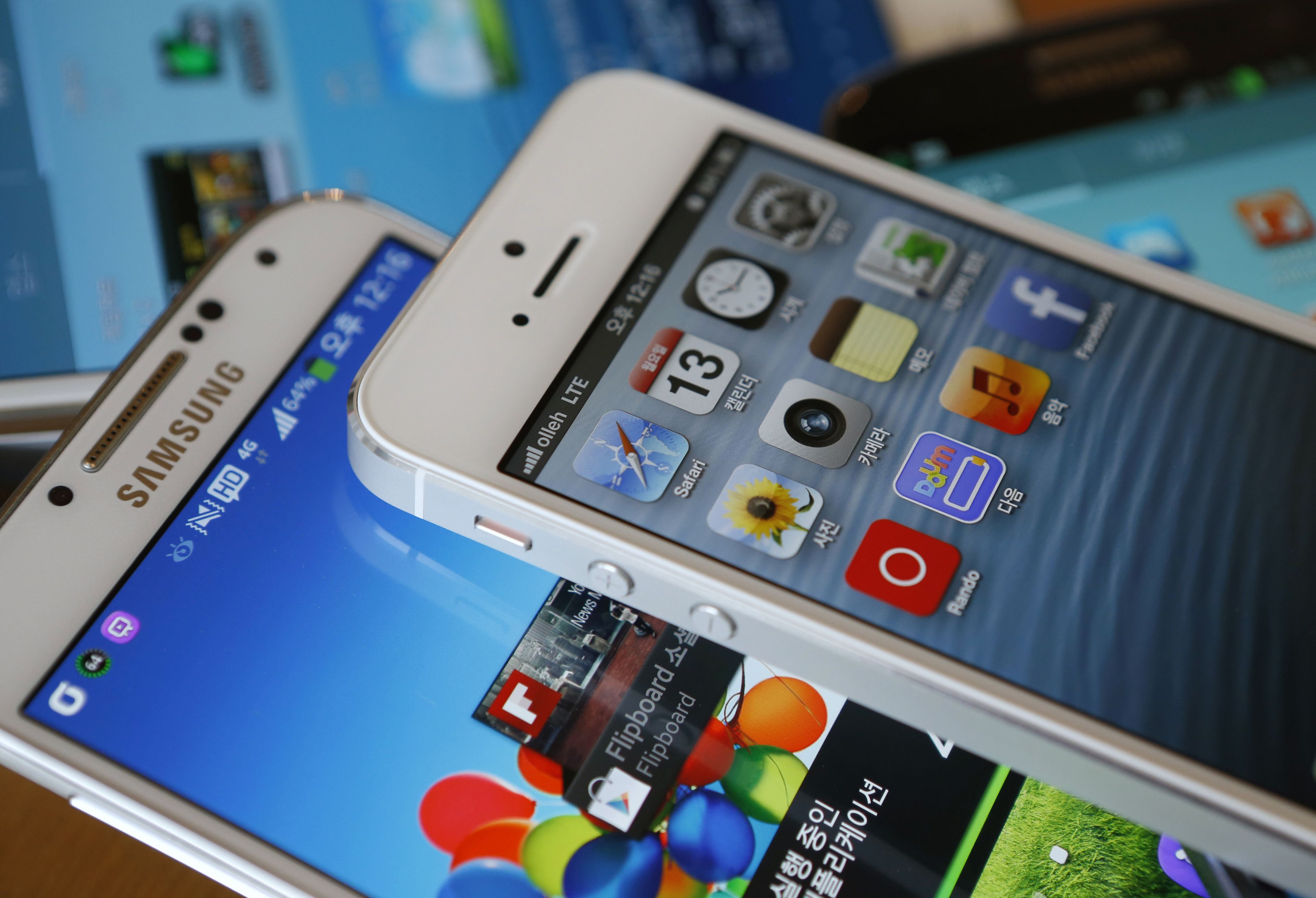 Un iPhone 5 junto a un Samsung Galaxy S4.