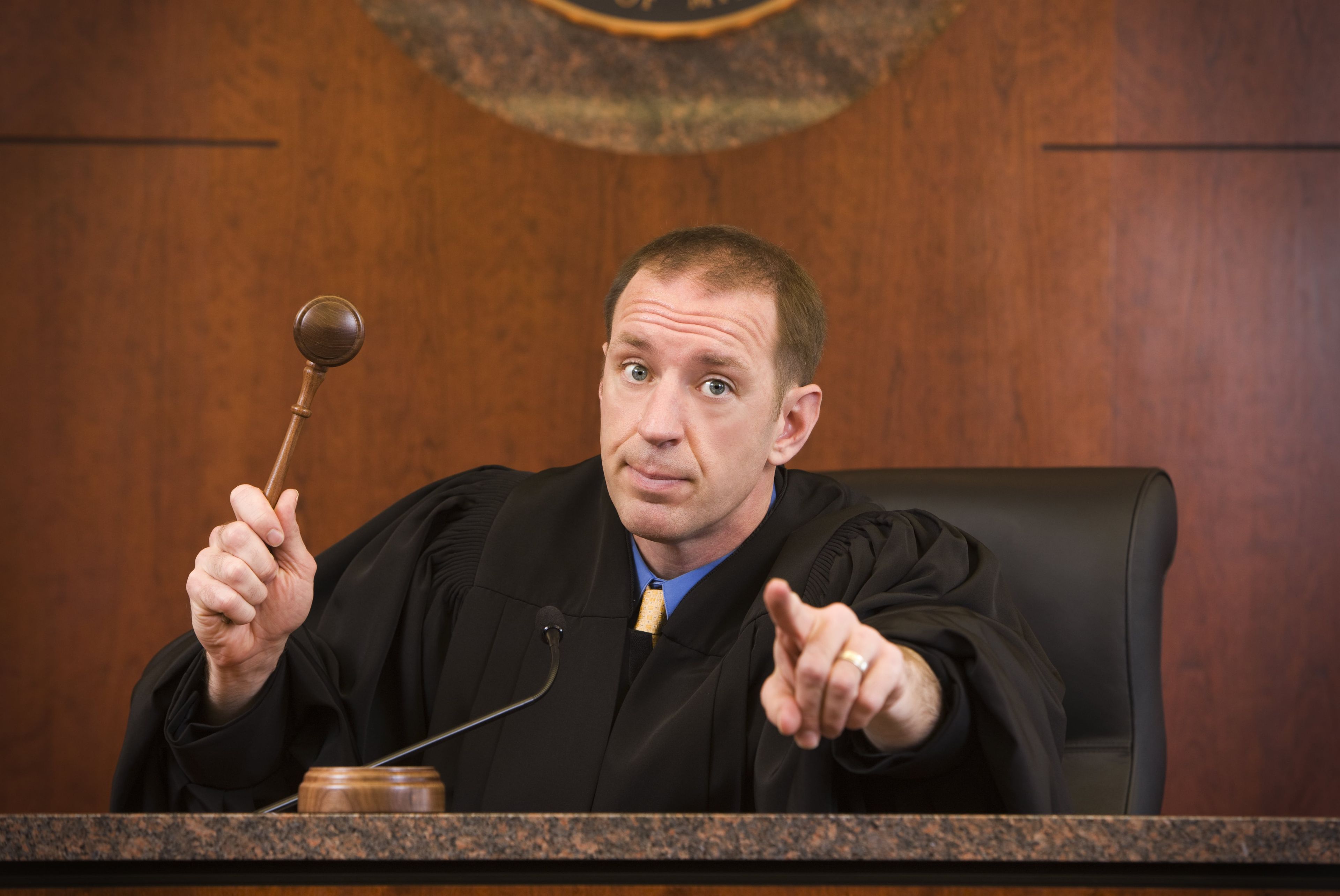 Un juez dictaminando sentencia