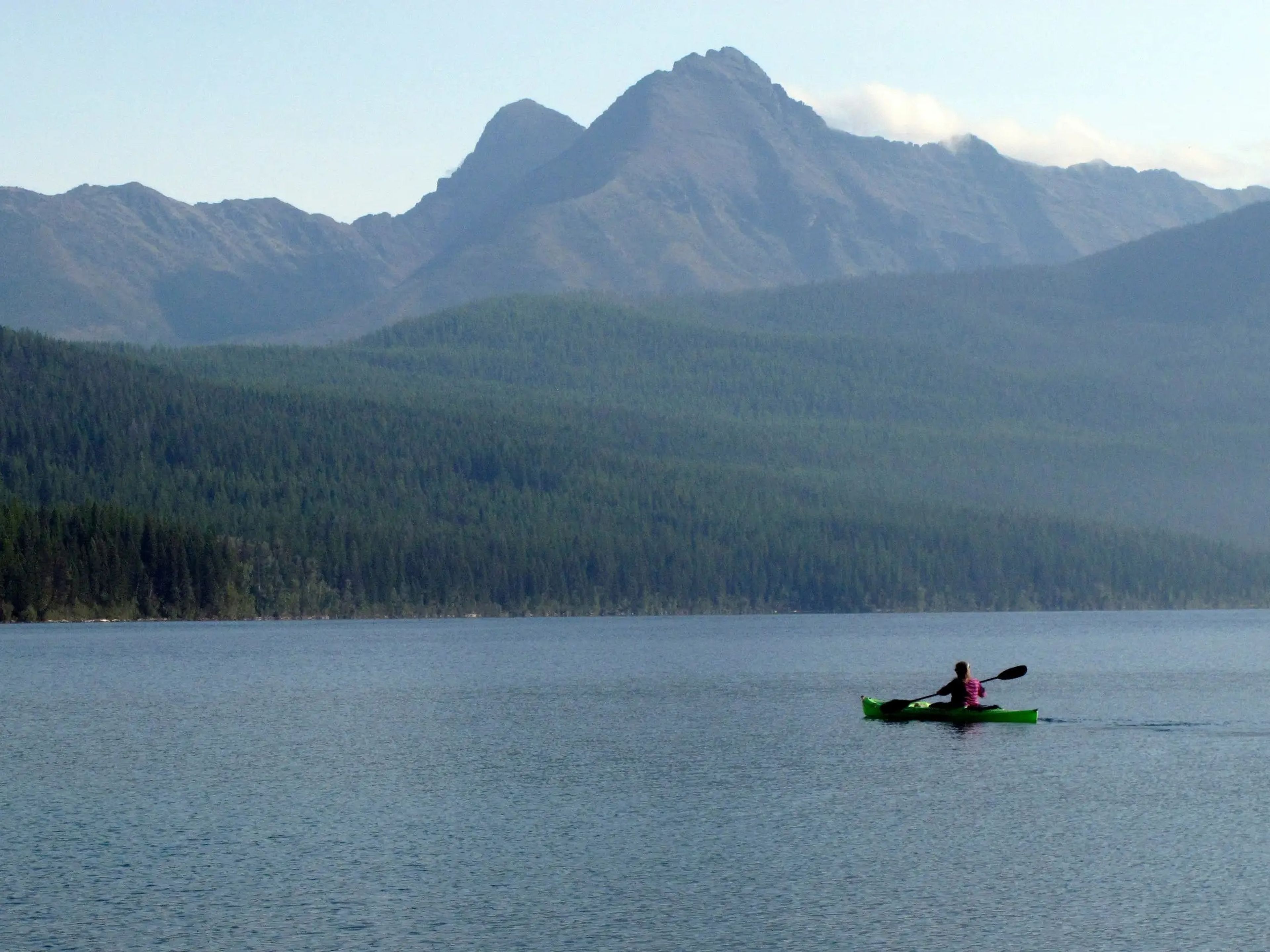 Un kayakista en el lago Kintla, en el Parque Nacional de los Glaciares, Montana.