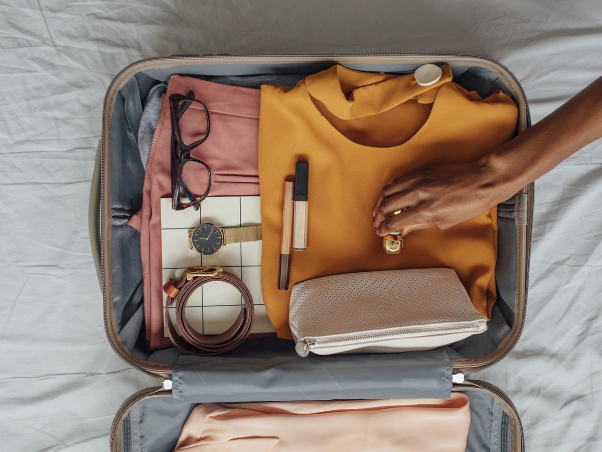 El truco infalible que necesitas saber para que entre más ropa en tu maleta