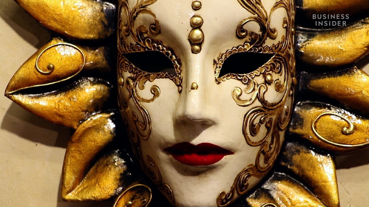 meticuloso proceso de semanas para hacer las máscaras | Business España