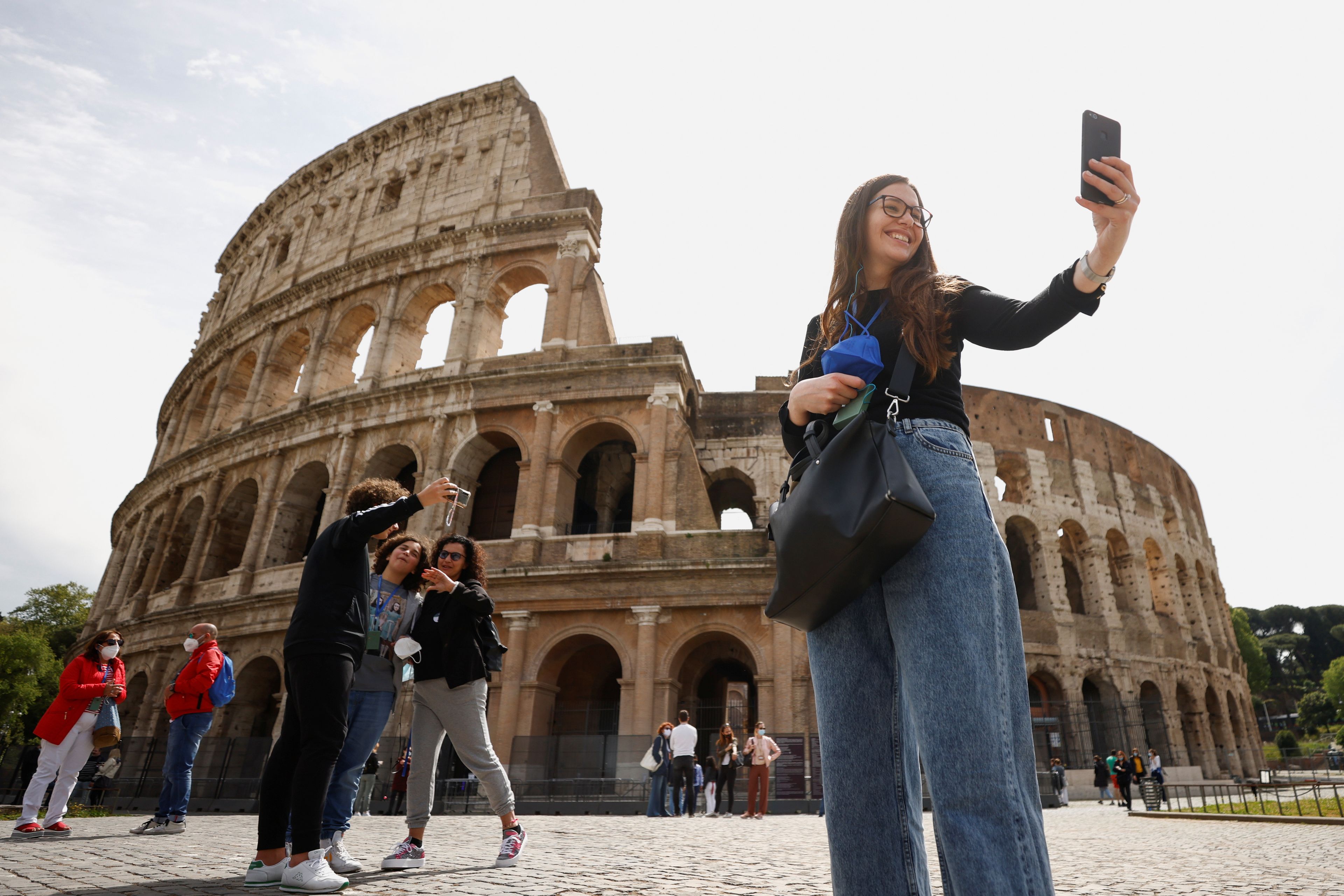 Mujer se hace un selfie en el Coliseo