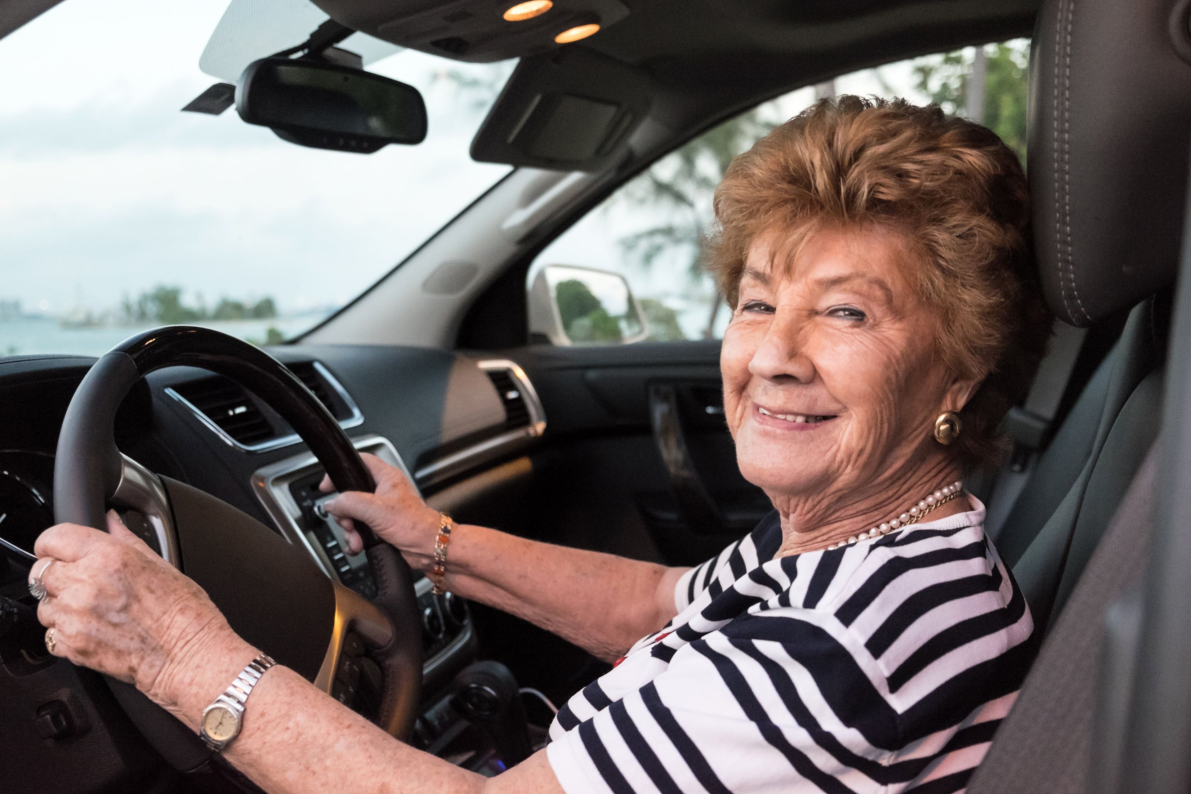 Mujer mayor conduciendo
