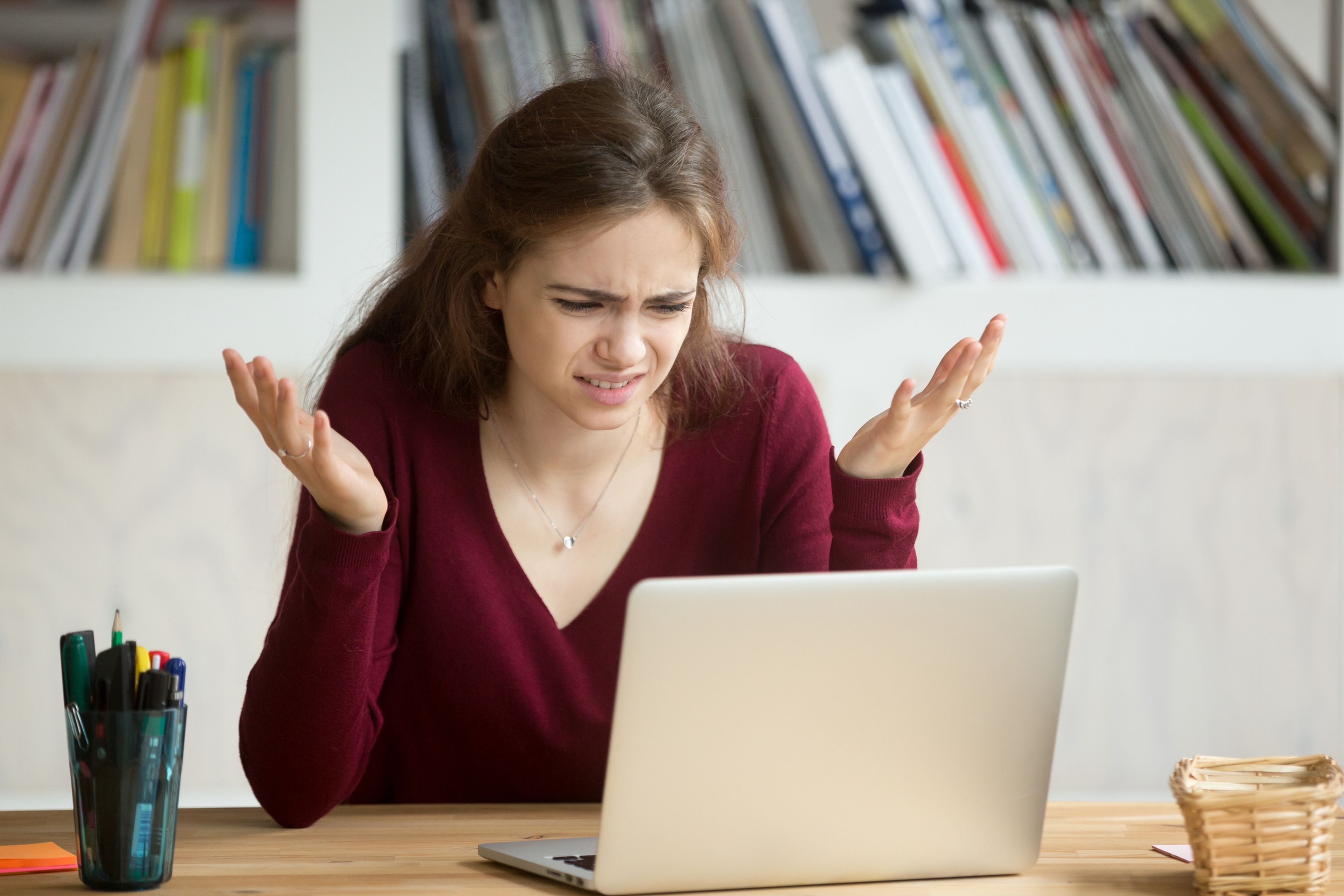 Mujer molesta o frustrada delante de un ordenador
