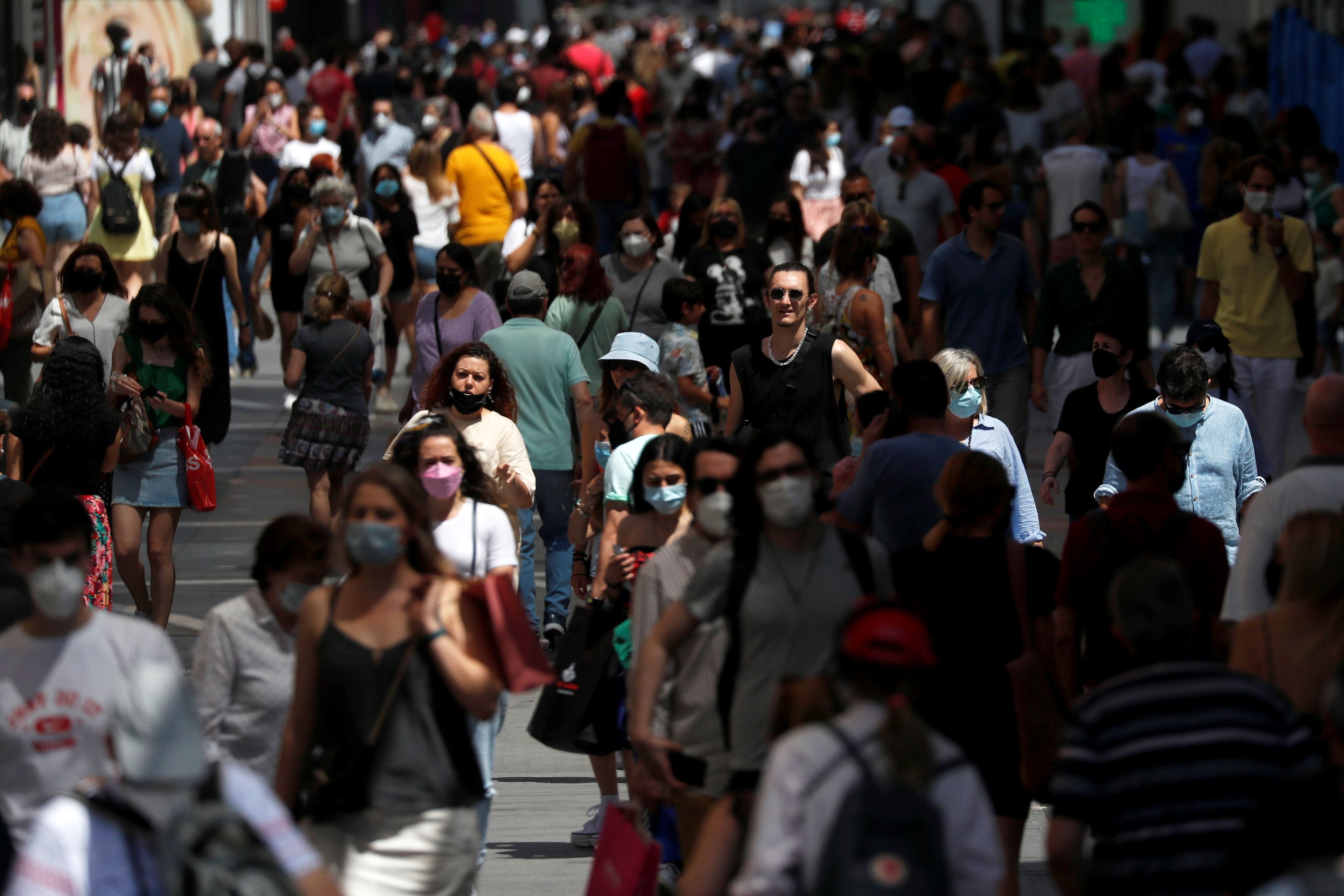 Multitud de gente camina con mascarilla (y sin mascarilla) por Madrid (España)