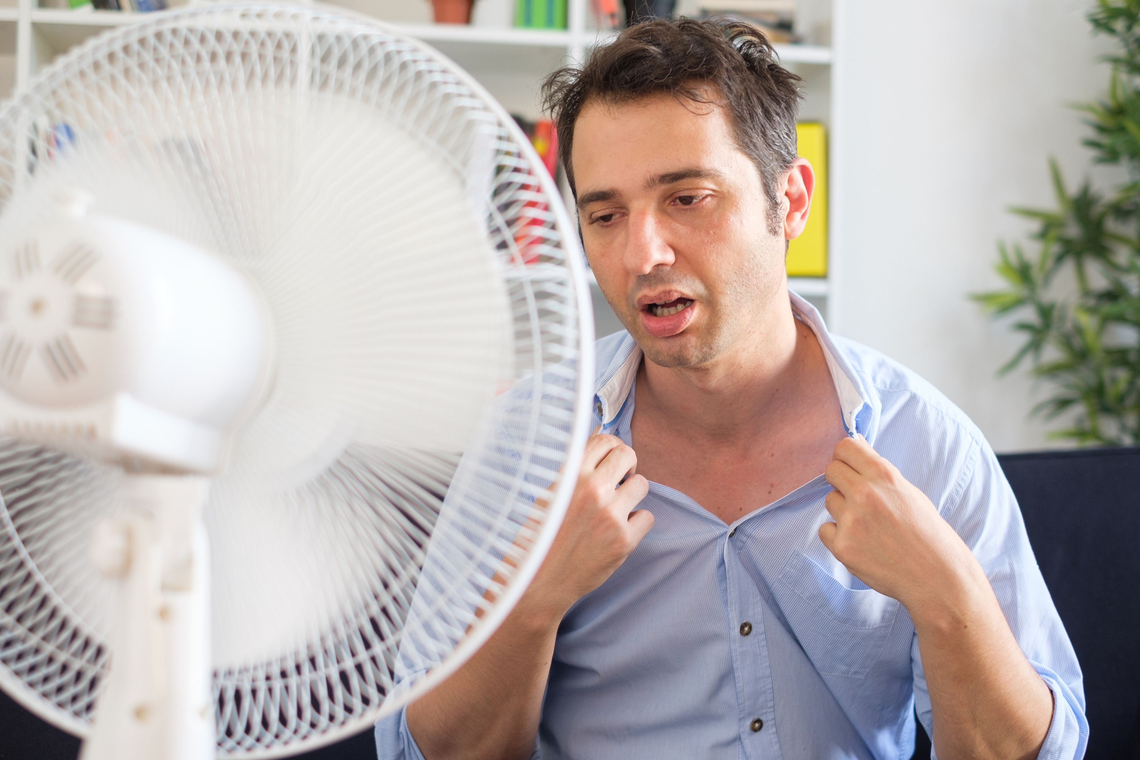 Ola de calor, hombre frente a ventilador