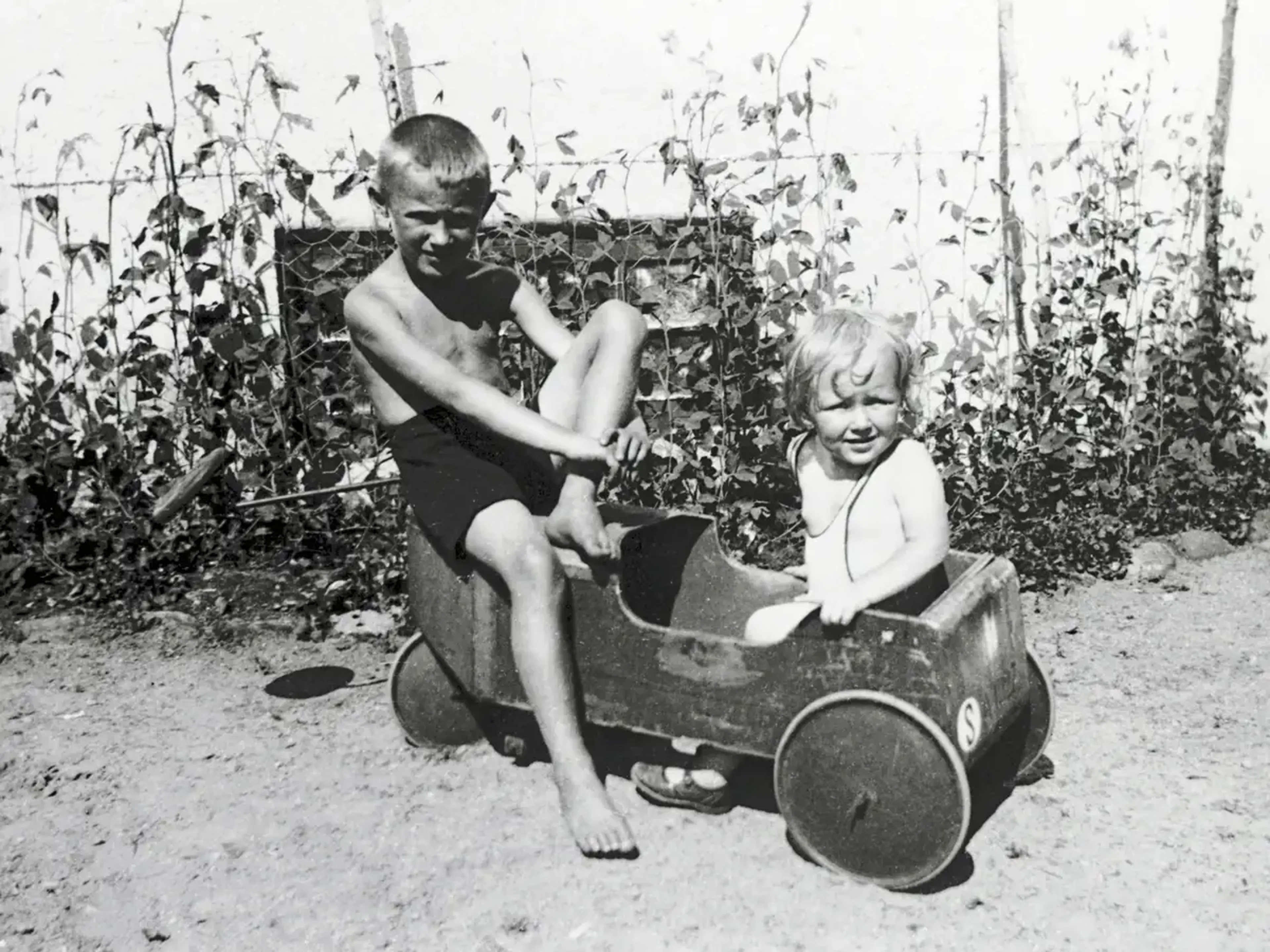 Ingvar Kamprad (izquierda) con su hermana en Suecia, hacia los años 30.