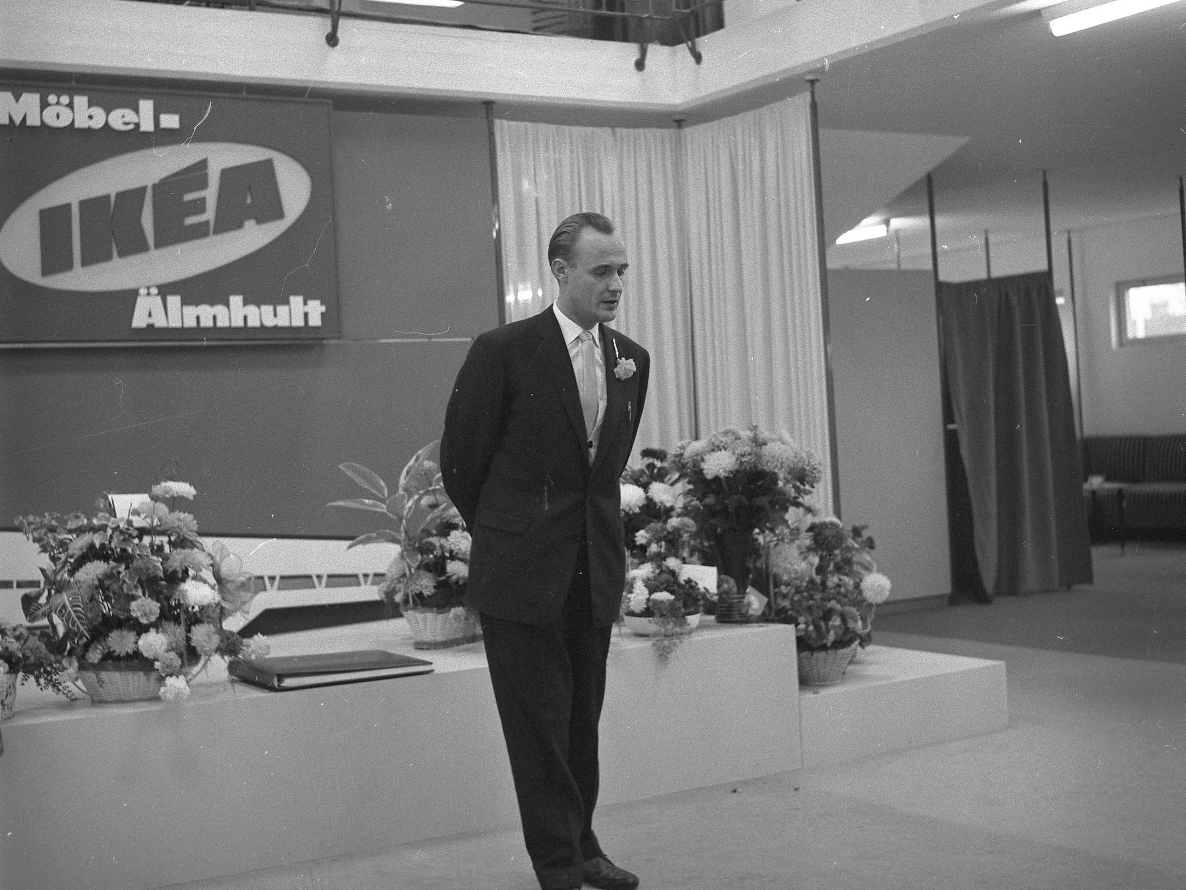 Ingvar Kampraden la inauguración de la primera tienda IKEA el 28 de octubre de 1958 en Suecia.