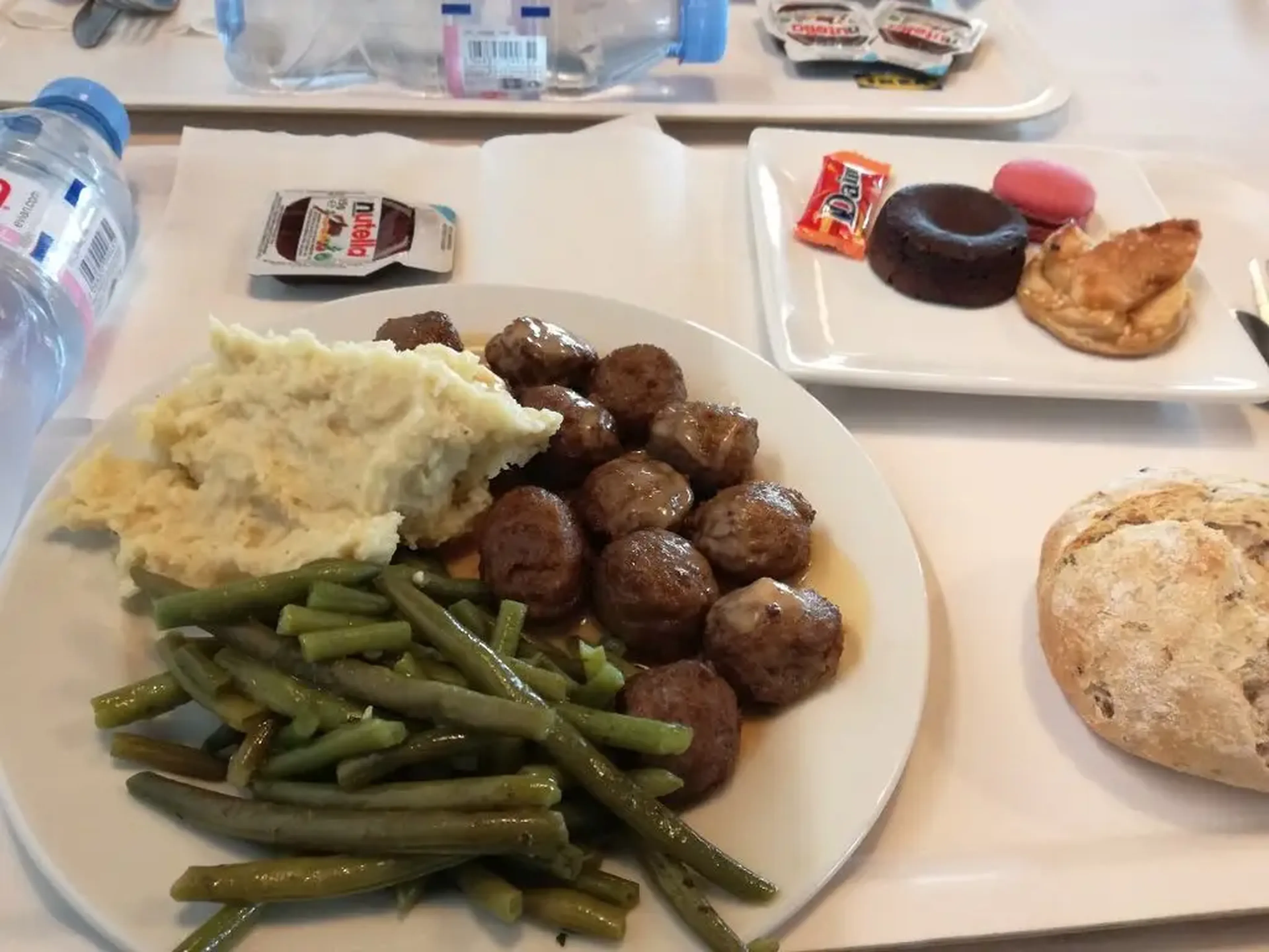 Un Ikea francés ofrece macarons de postre, además de albóndigas y judías verdes.