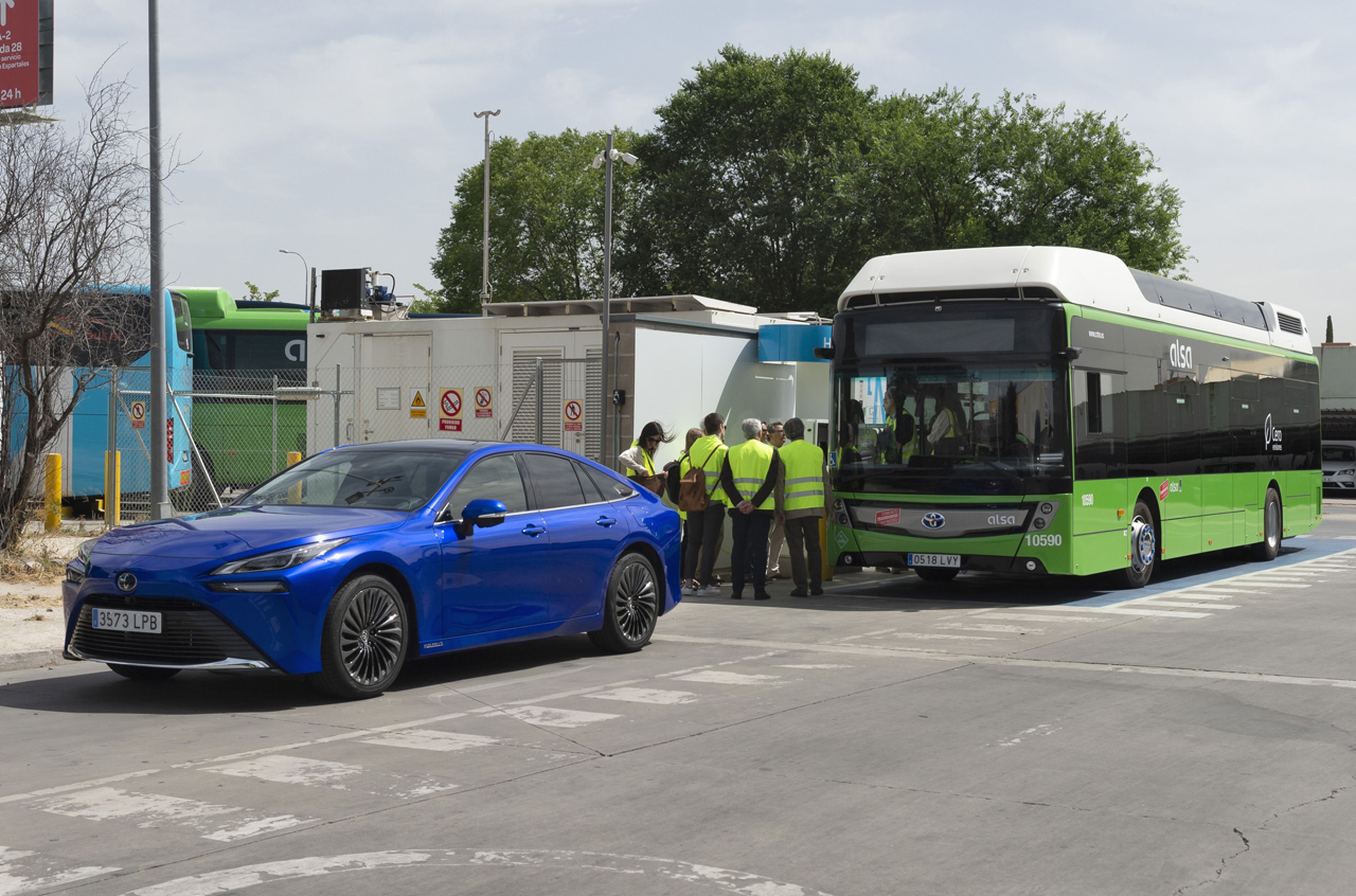 El Toyota Mirai y el primer bus urbano de España de hidrógeno de Alsa, ambos fabricados por Toyota