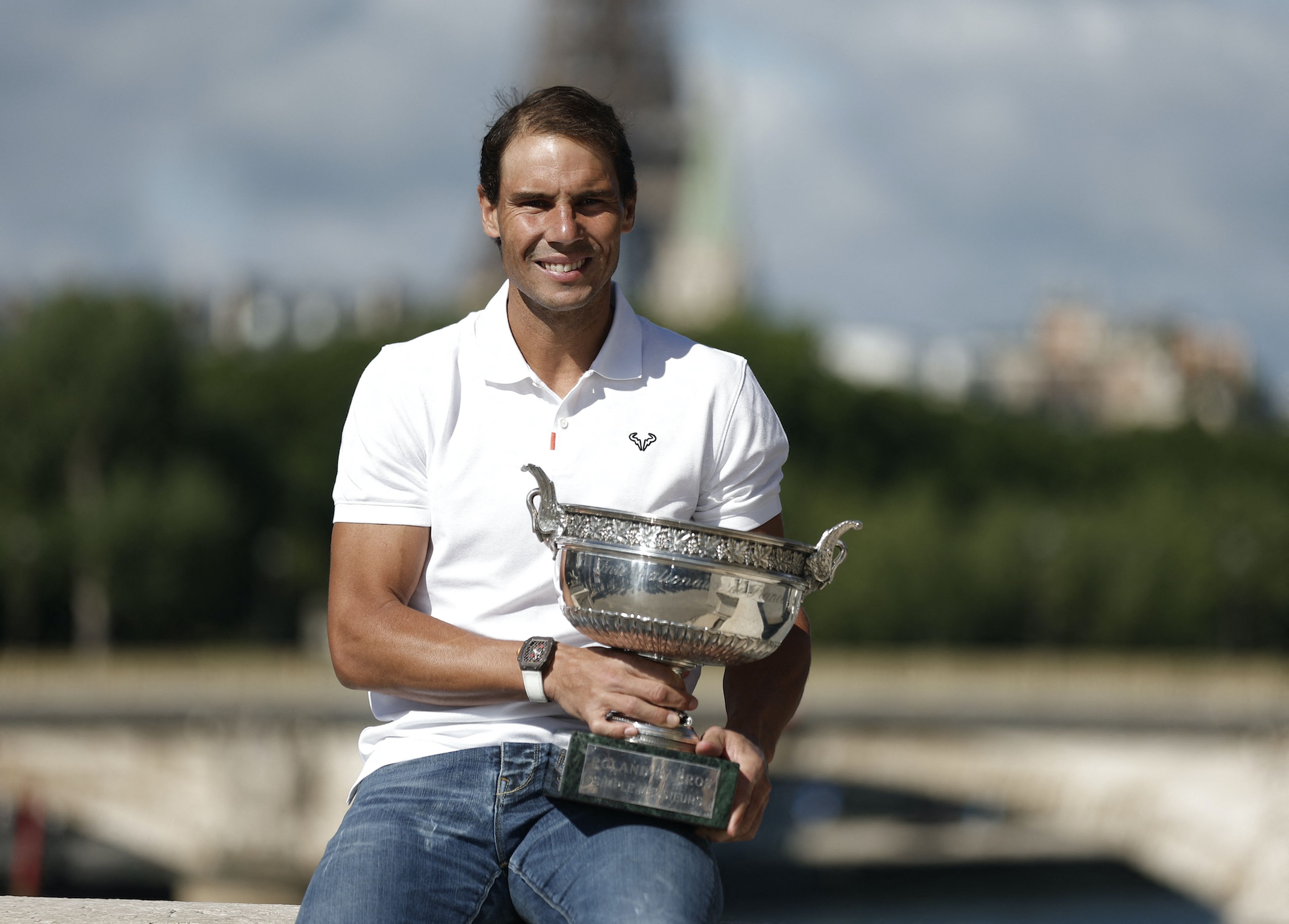 Rafa Nadal posa con el trofeo de Roland Garros tras ganar su decimocuarto título en París y su Grand Slam número 22.