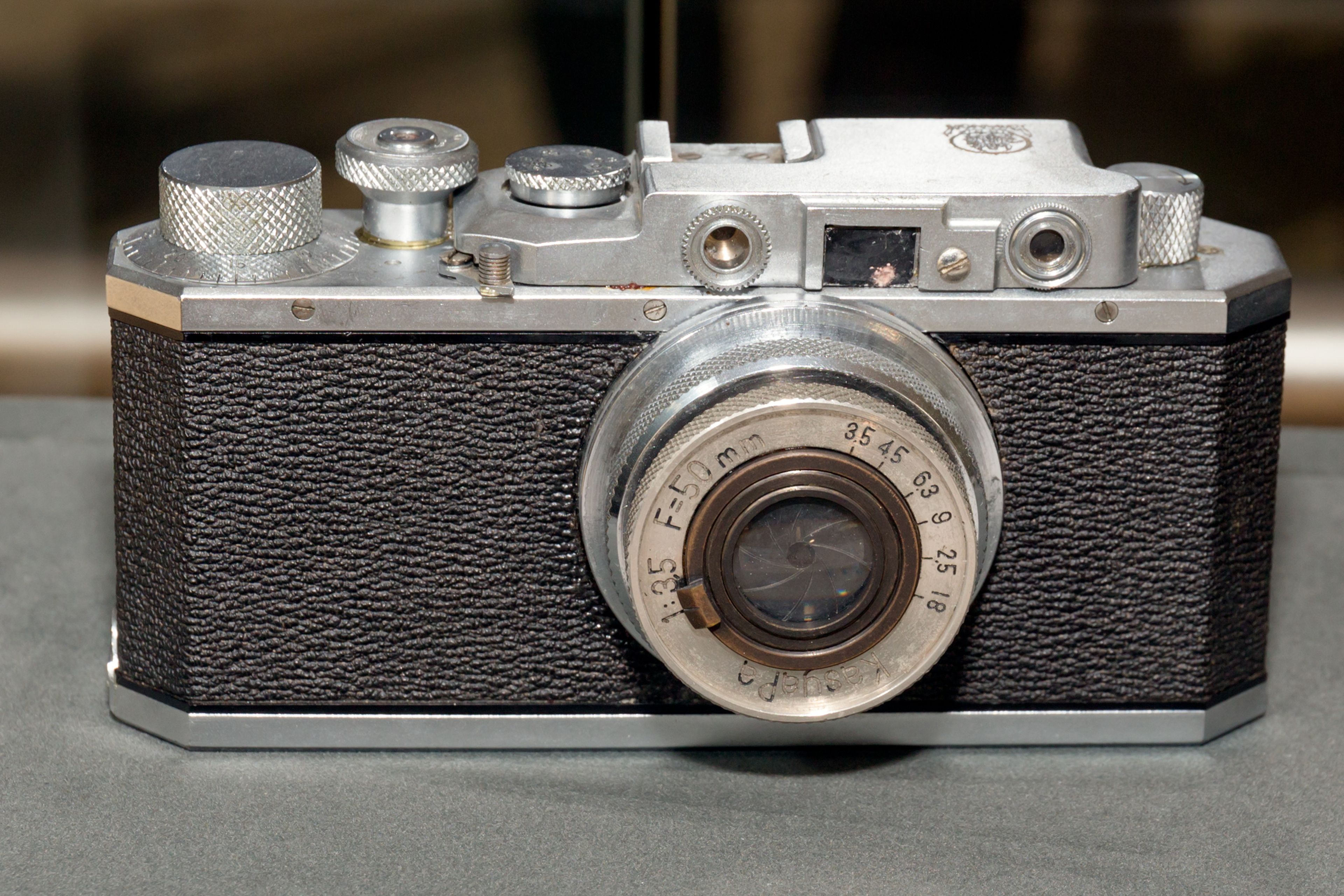 La primera cámara de la compañía, 'Kwanon'.