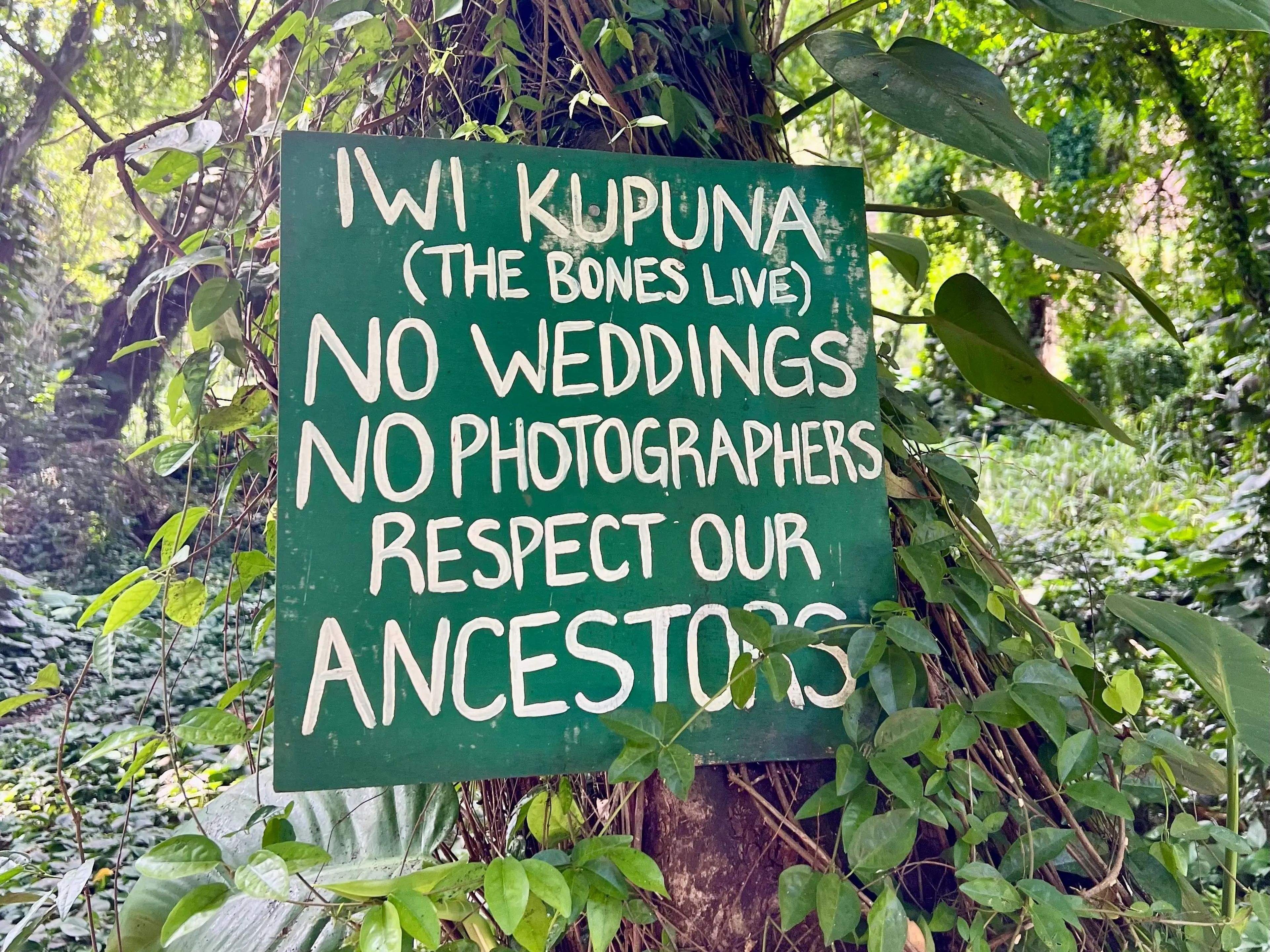 La señalización en la bahía de Honolua da instrucciones sobre cómo respetar la tierra y los antepasados hawaianos que están enterrados allí.