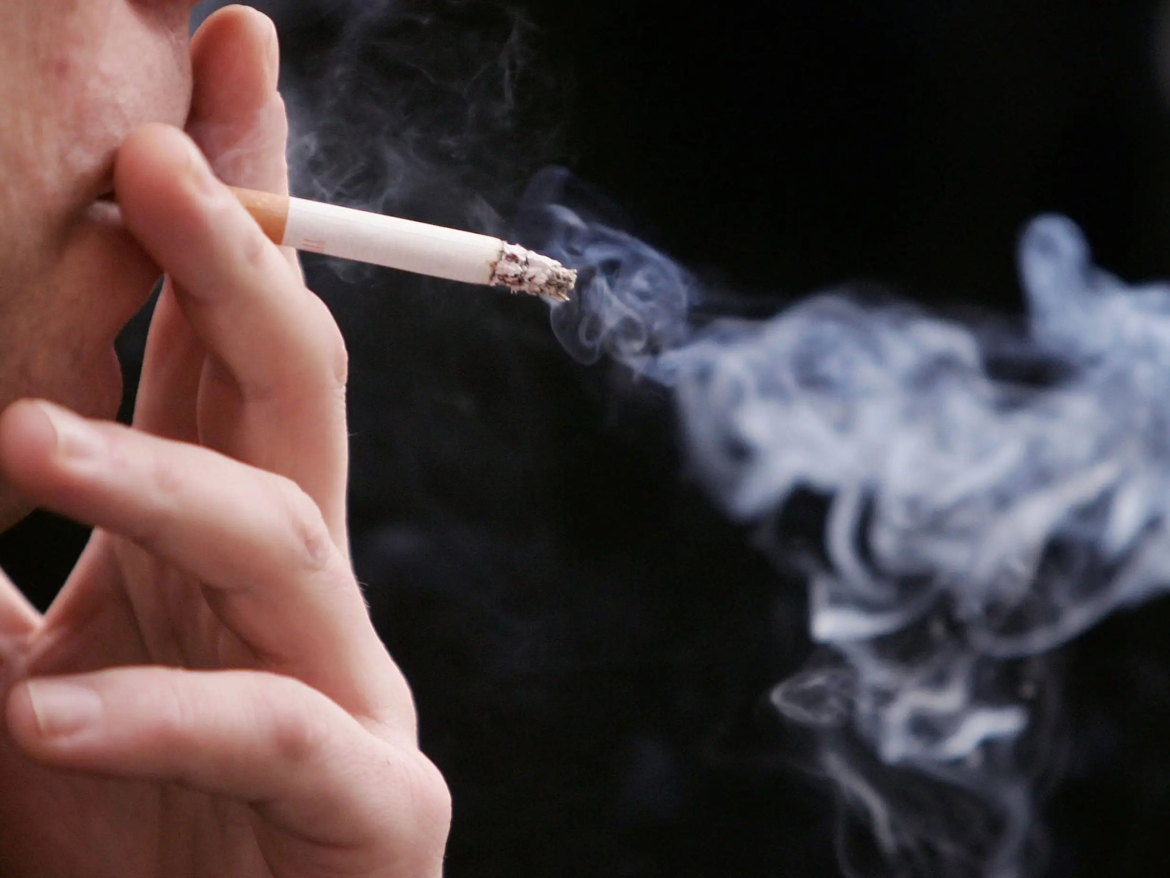Fumar está relacionado con múltiples tipos de cáncer, incluido el cáncer de colon.