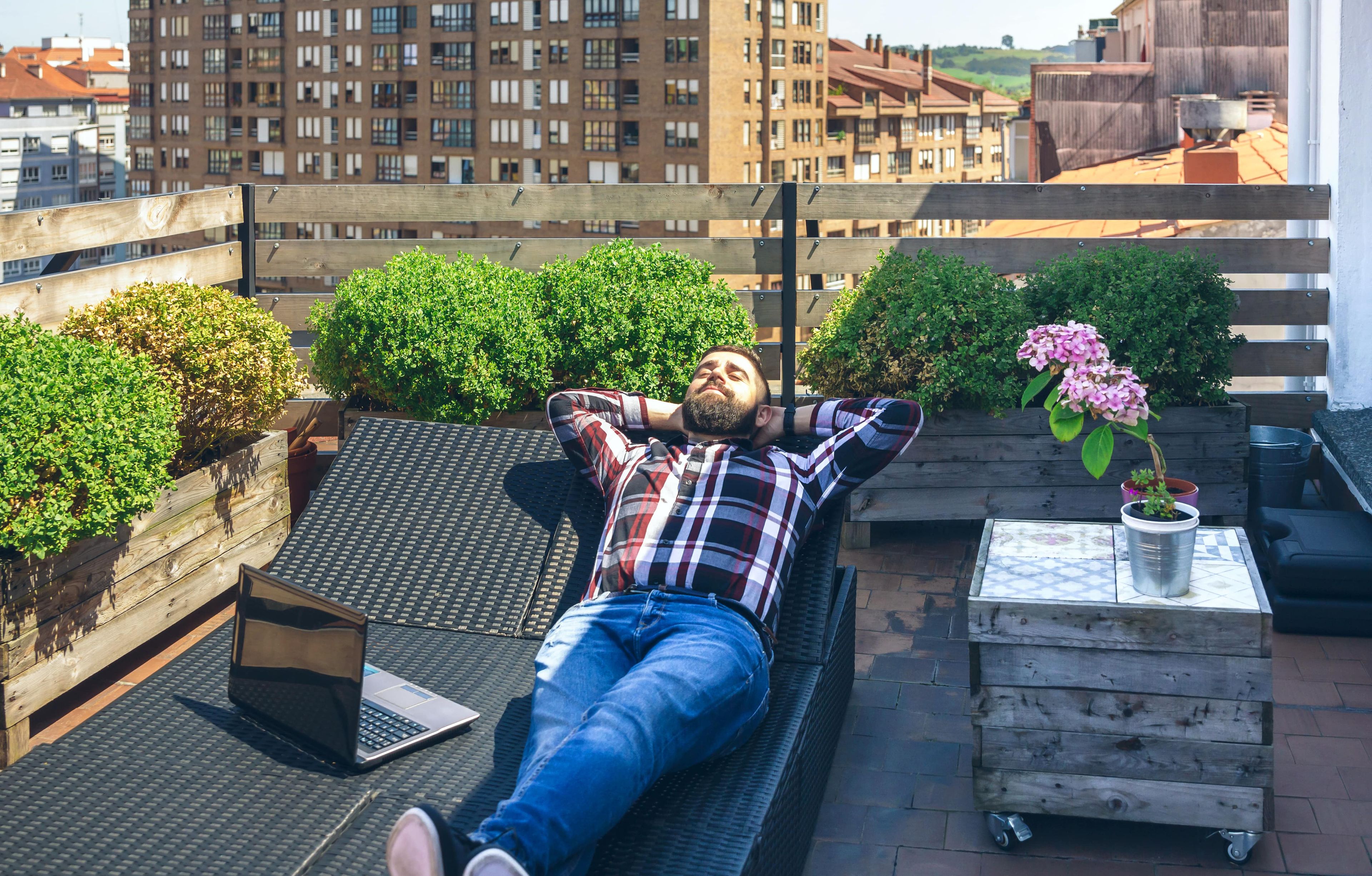 Trabajador durmiendo en su terraza
