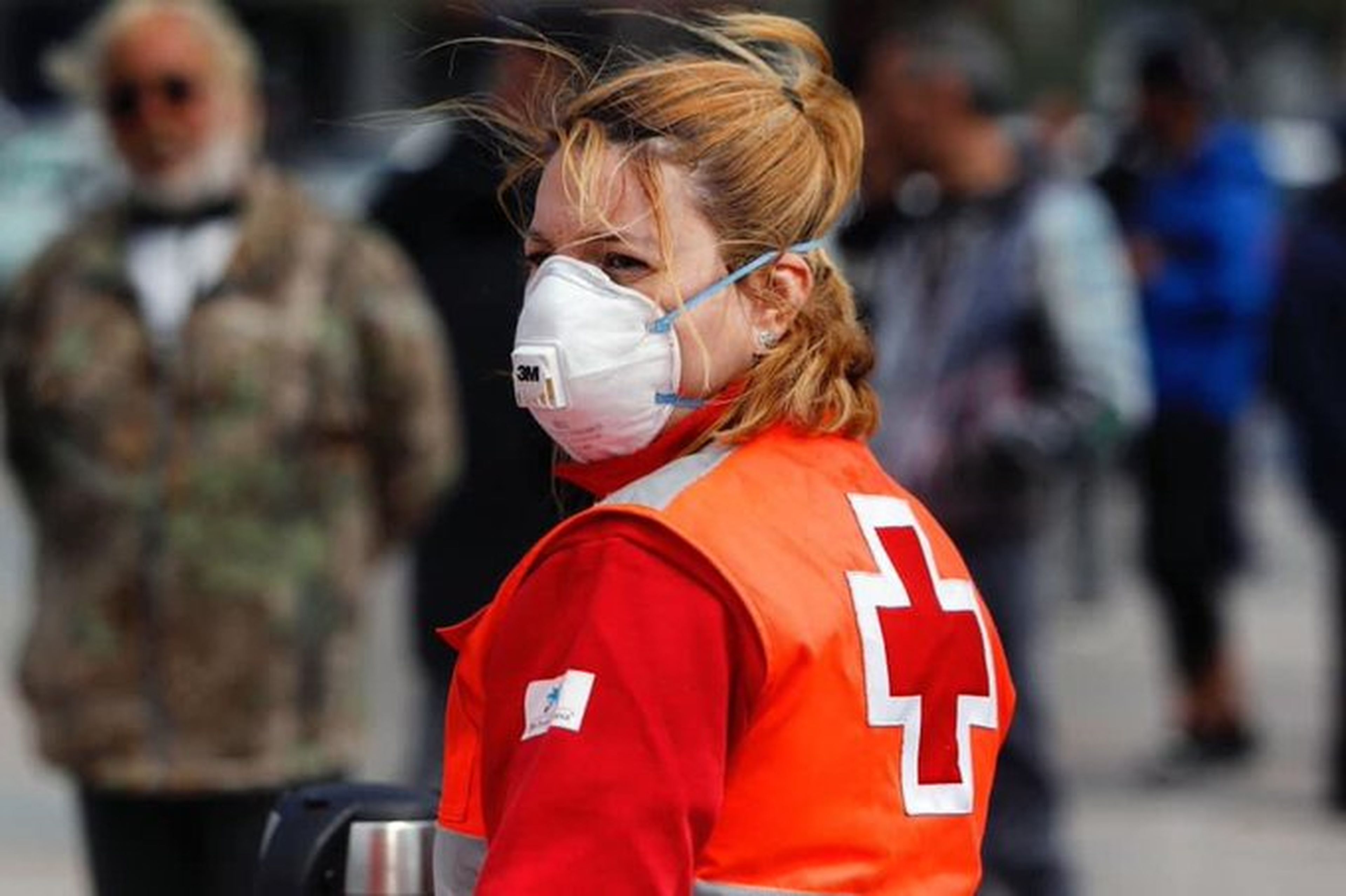 Trabajadora de Cruz Roja con una mascarilla durante la pandemia de Covid-19