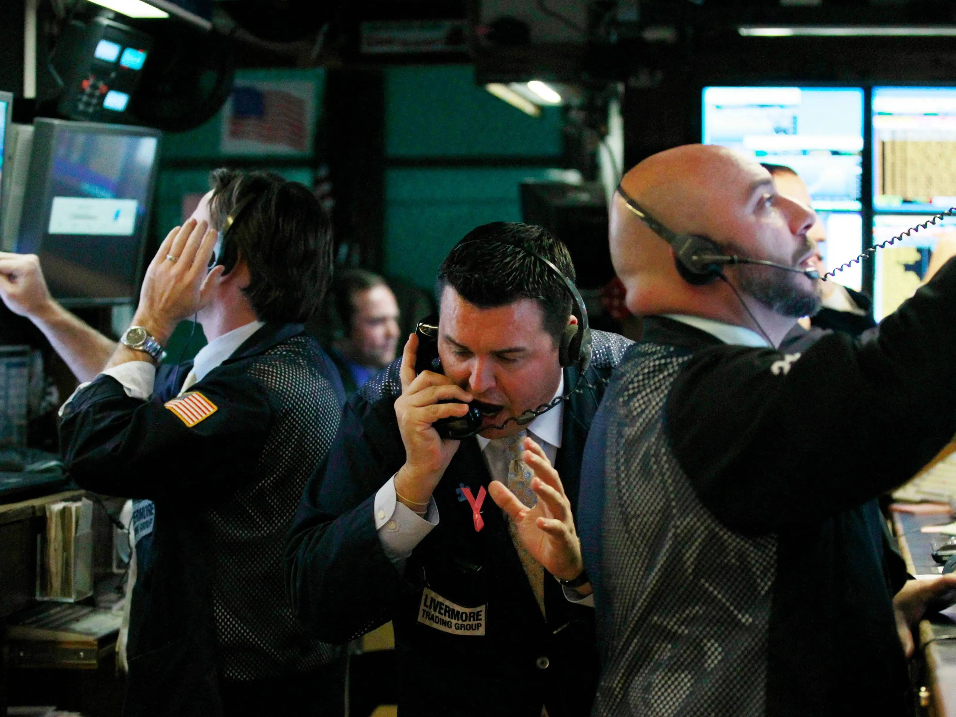 Traders en el parqué de la Bolsa de Nueva York, el 16 de noviembre de 2010.