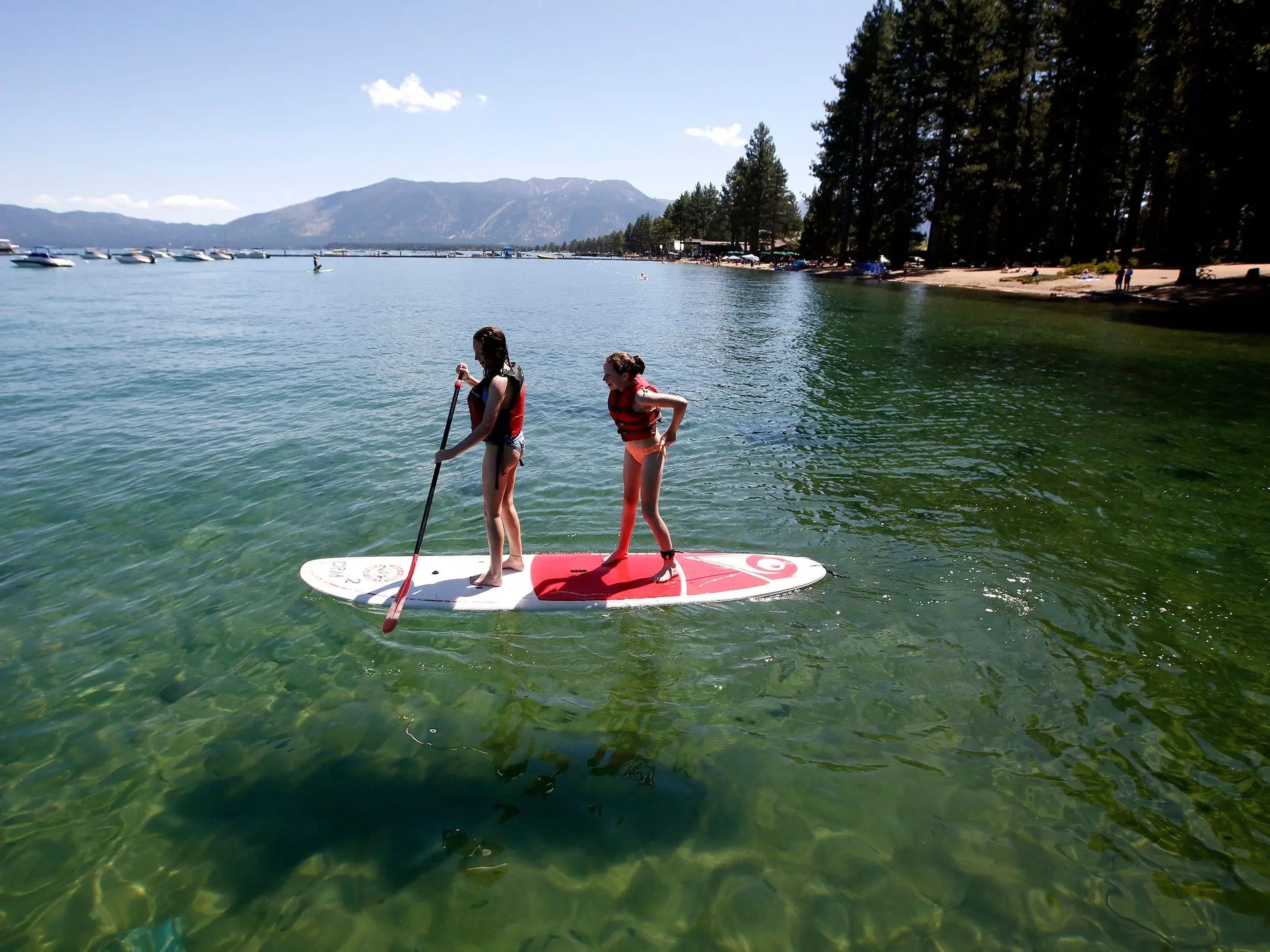 Turistas en el lago Tahoe en 2019.