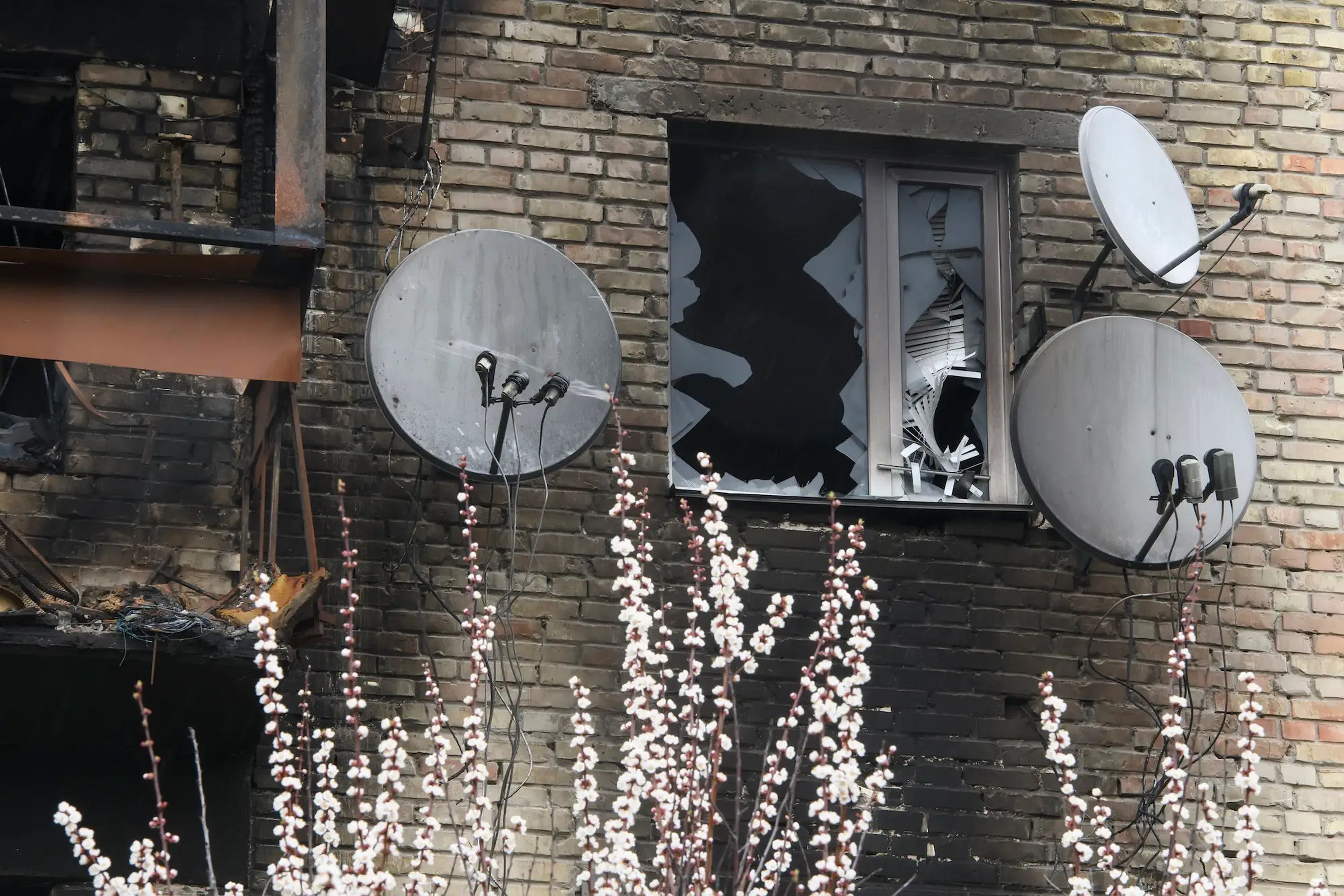 Antenas satelitales en un edificio residencial destruido en Hostomel (Ucrania), el 22 de abril de 2022.