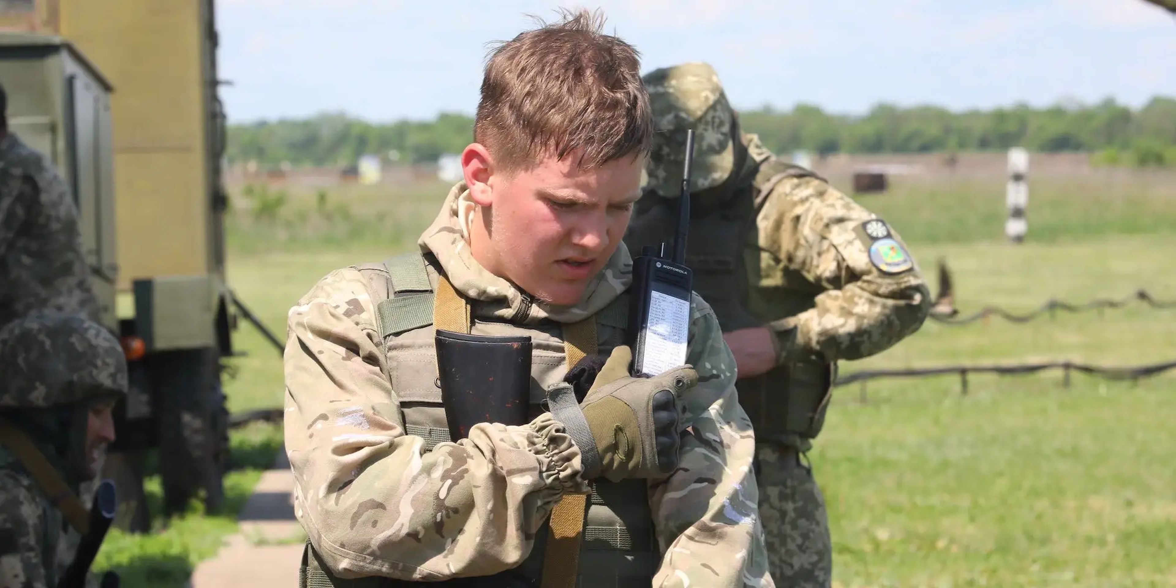 Un miembro de la Brigada Separada de la Defensa Territorial de Kharkiv (Ucrania) usa una radio durante simulacros, el 25 de mayo de 2021.