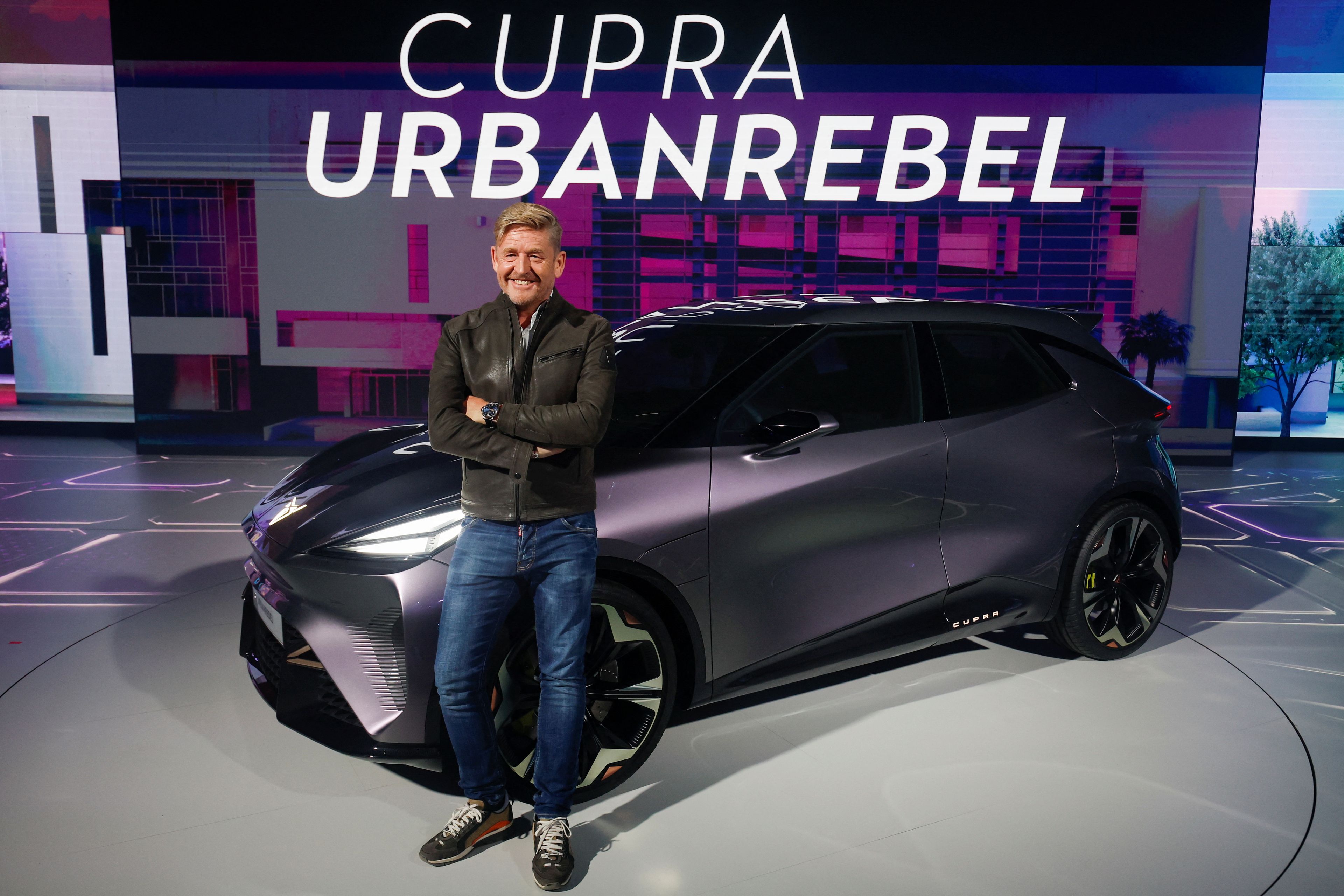 Wayne Griffiths, presidente de Seat y Cupra, con uno de los nuevos modelos, el Cupra UrbanRebel