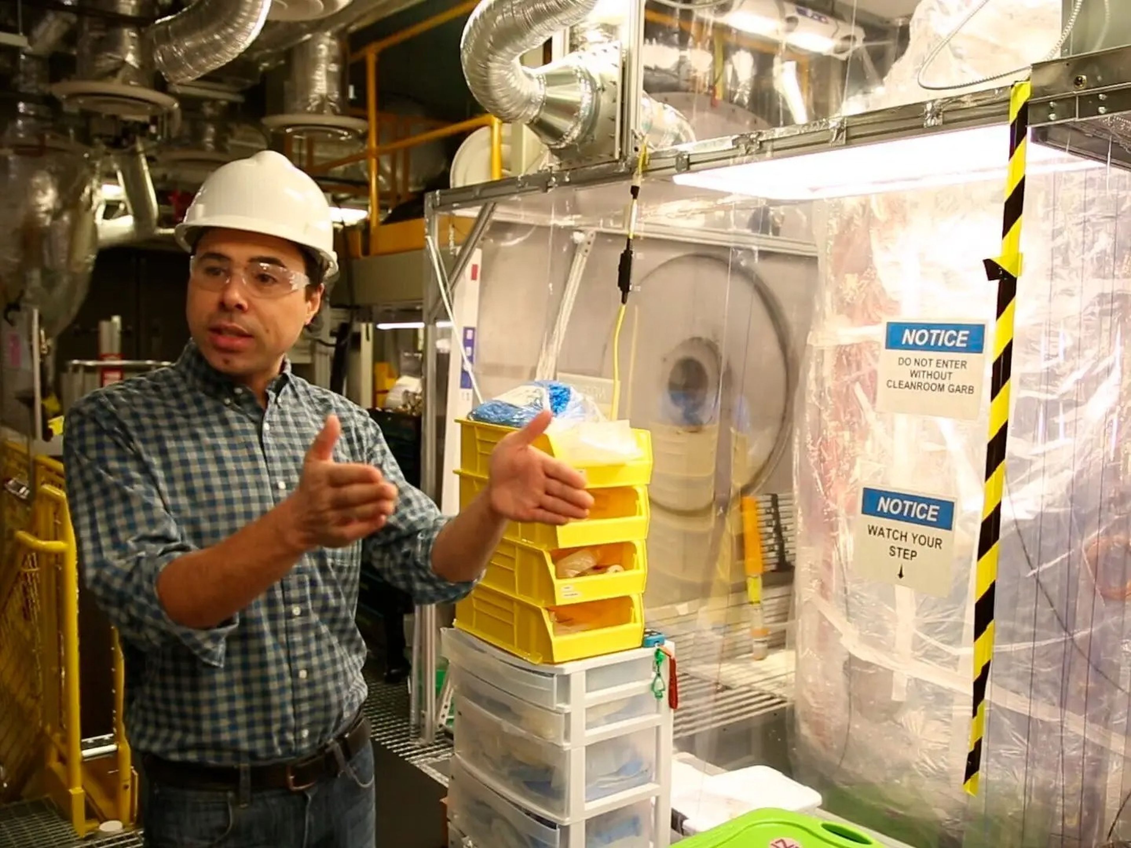 Aaron Manalaysay explica cómo el detector subterráneo interactuará con la materia oscura en el Sanford Underground Research Facility en Lead, Dakota del Sur, EEUU, el 8 de diciembre de 2019.