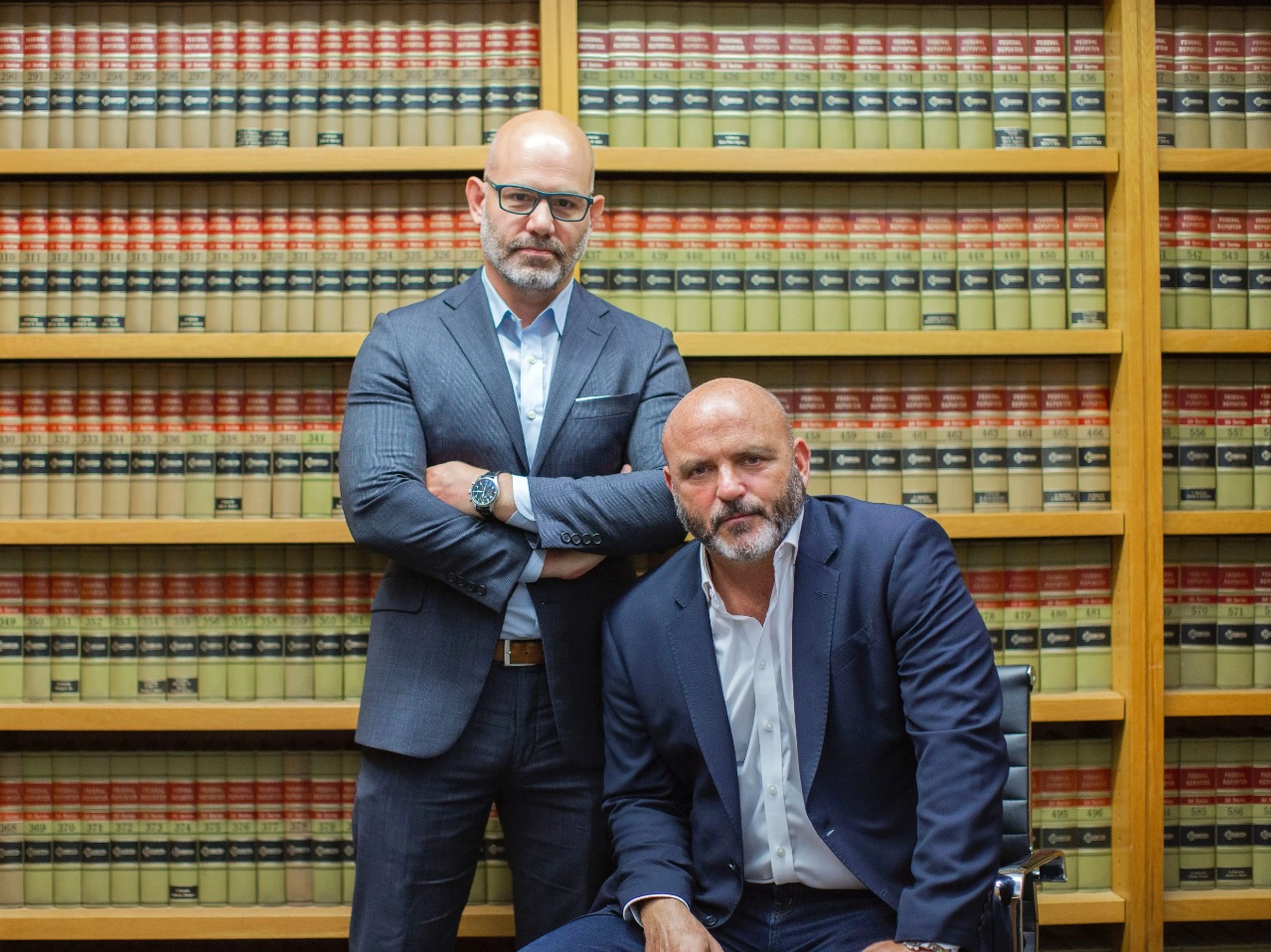 De pie, el abogado y ex fiscal Jeremy Saland, junto al investigador privado Herman Weisberg, ex detective de la policía de Nueva York. Ambos colaboran en la lucha contra las sextorsiones.