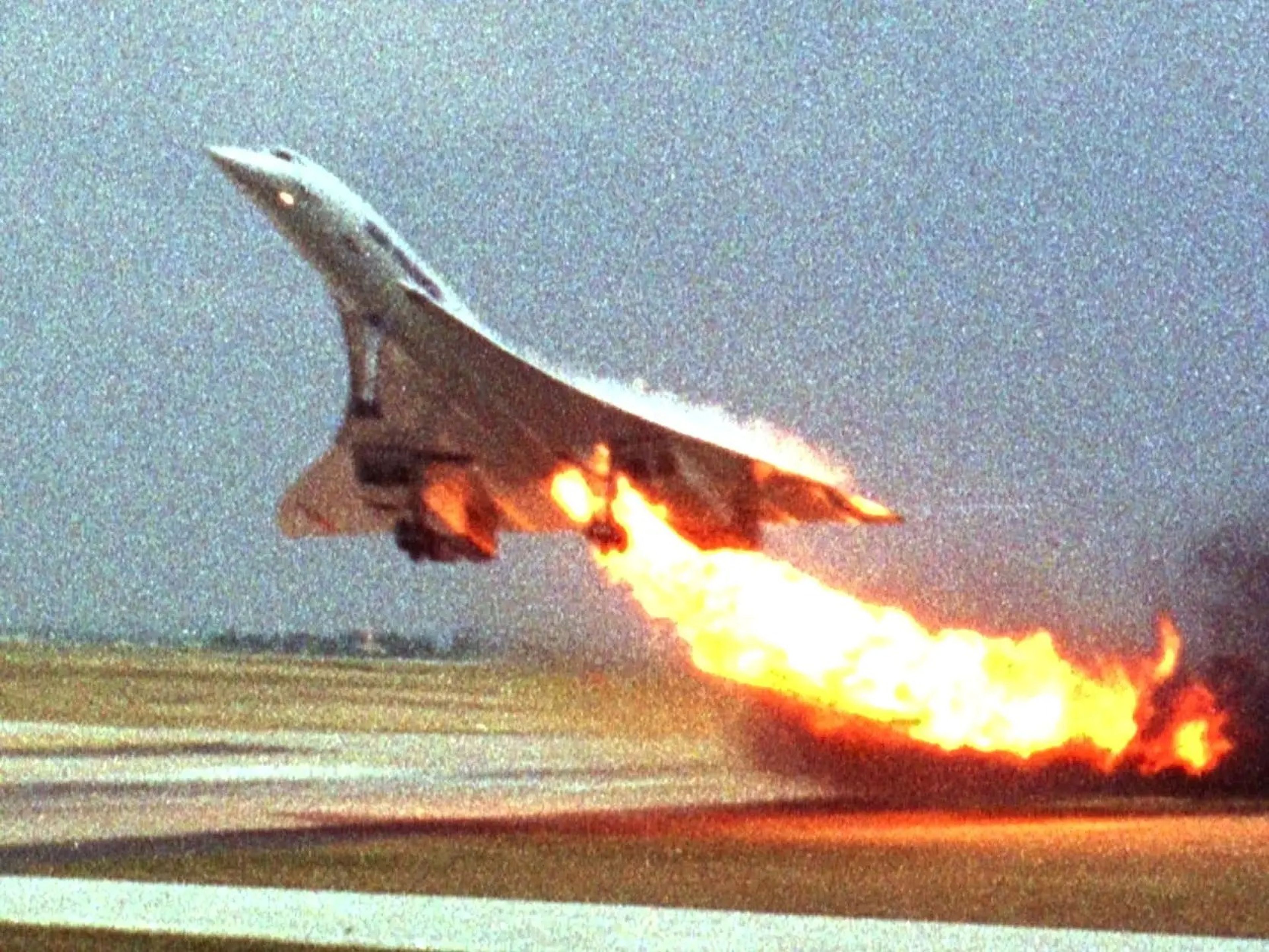 El vuelo 4590 del Concorde de Air France despega del aeropuerto Charles de Gaulle de París con un incendio en el motor del ala izquierda el 25 de julio de 2000. El avión se estrelló, matando a 113 personas.