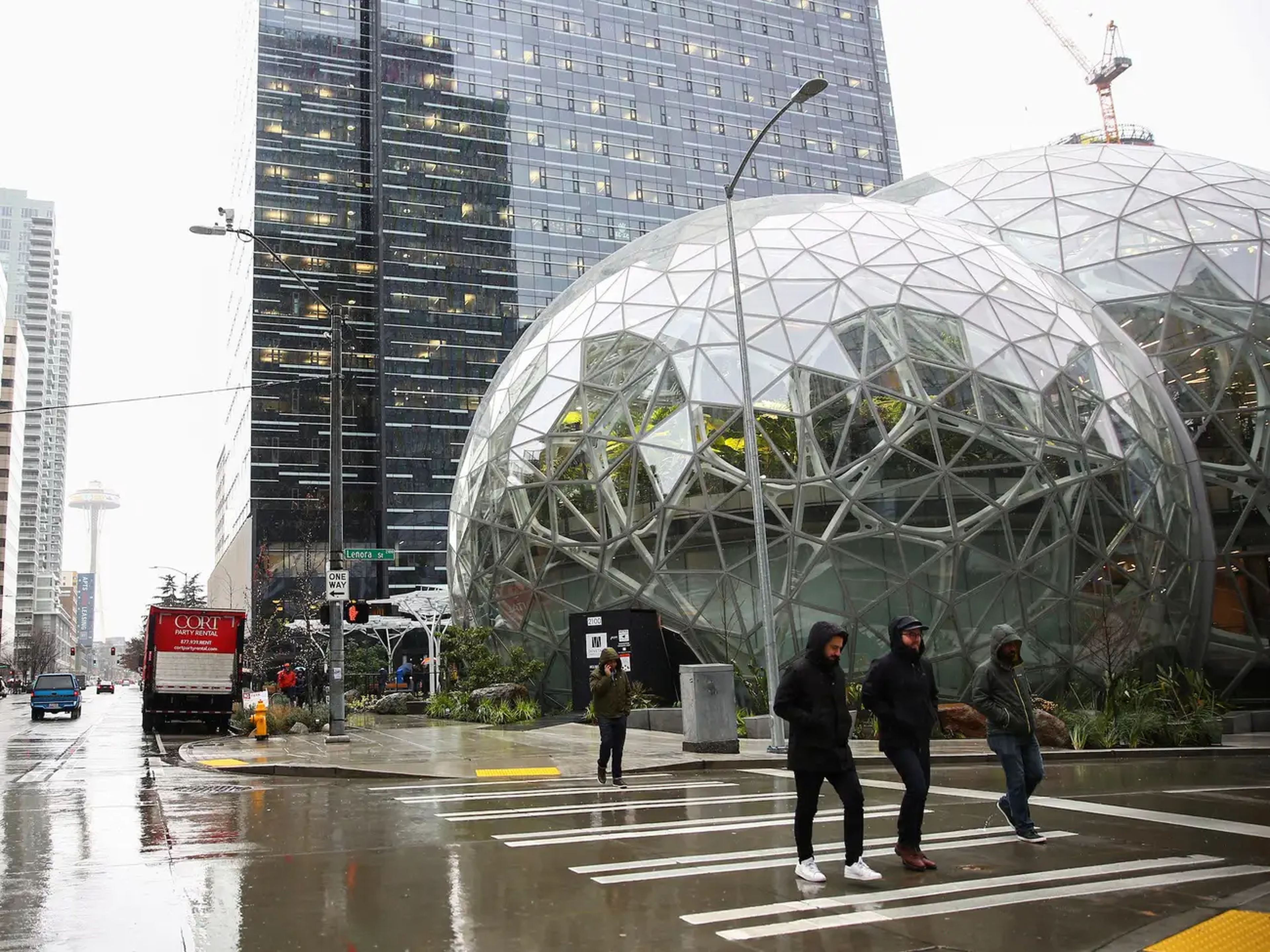 Las Amazon Spheres se ven desde la calle Lenora, en la sede de Amazon en Seattle, Washington, Estados Unidos.