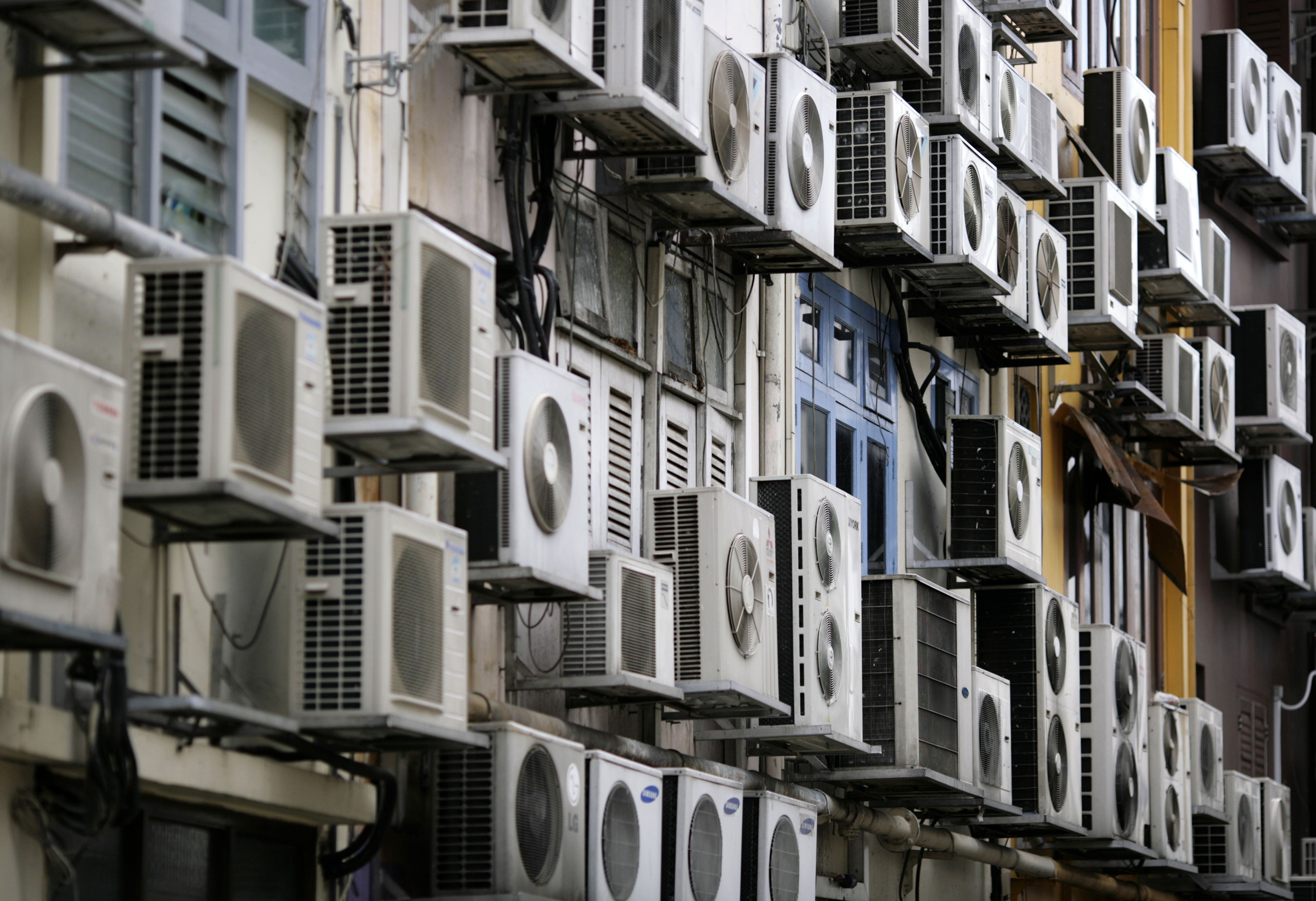 Aparatos de aire acondicionado en el distrito financiero de Singapur