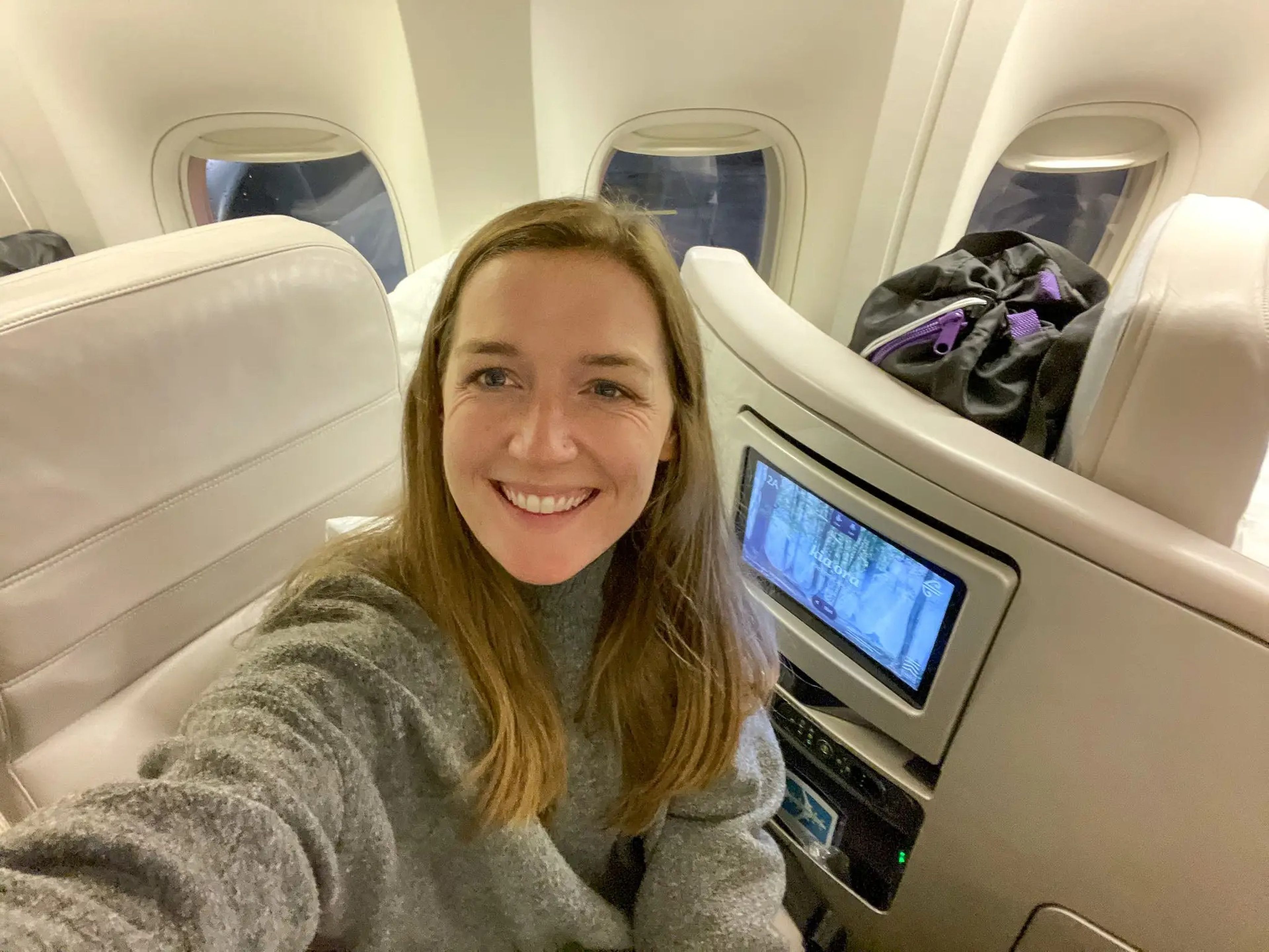 La autora en su asiento de clase 'business' en un vuelo de Air New Zealand.