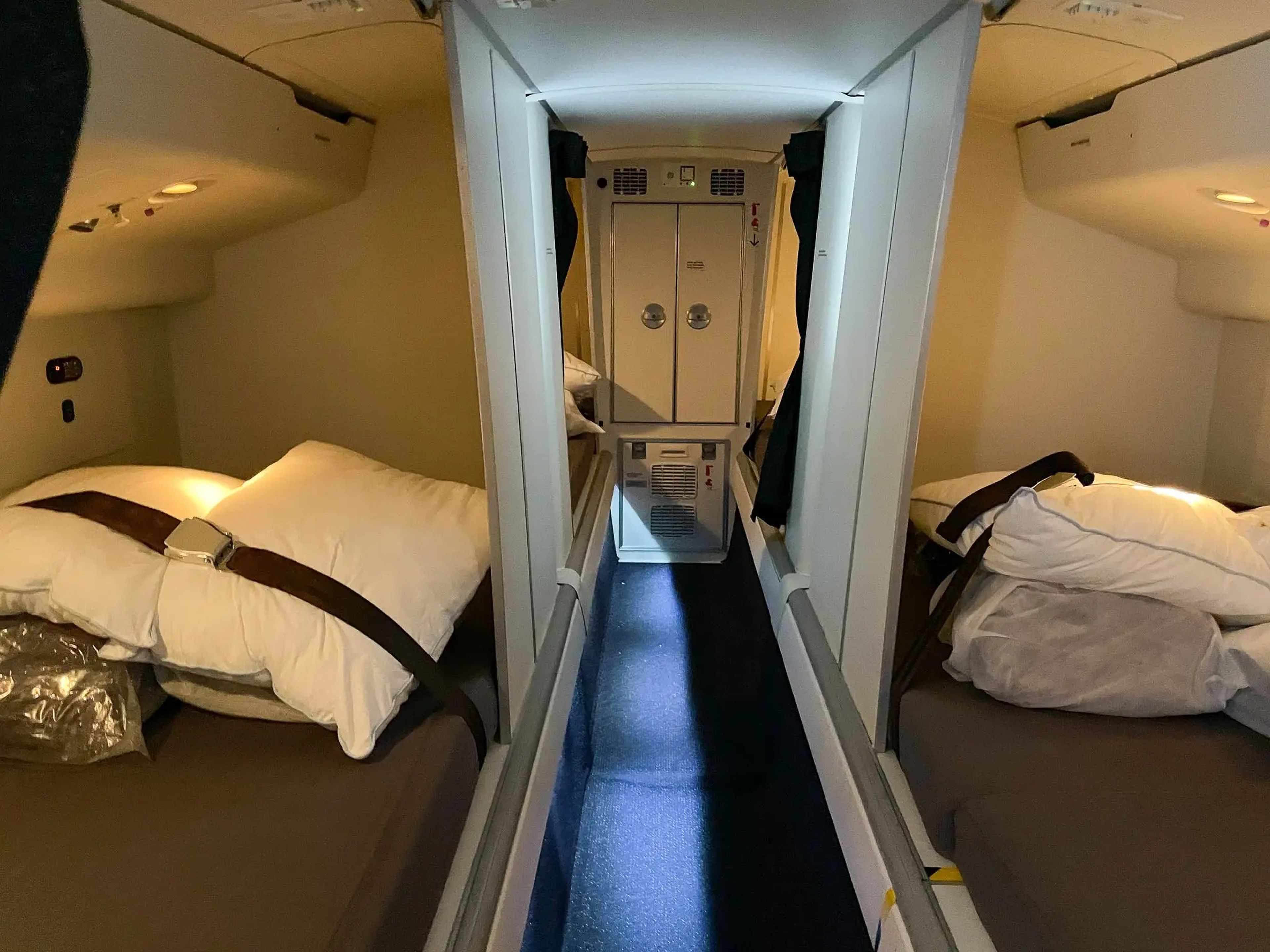 Las camas del dormitorio del avión secreto.
