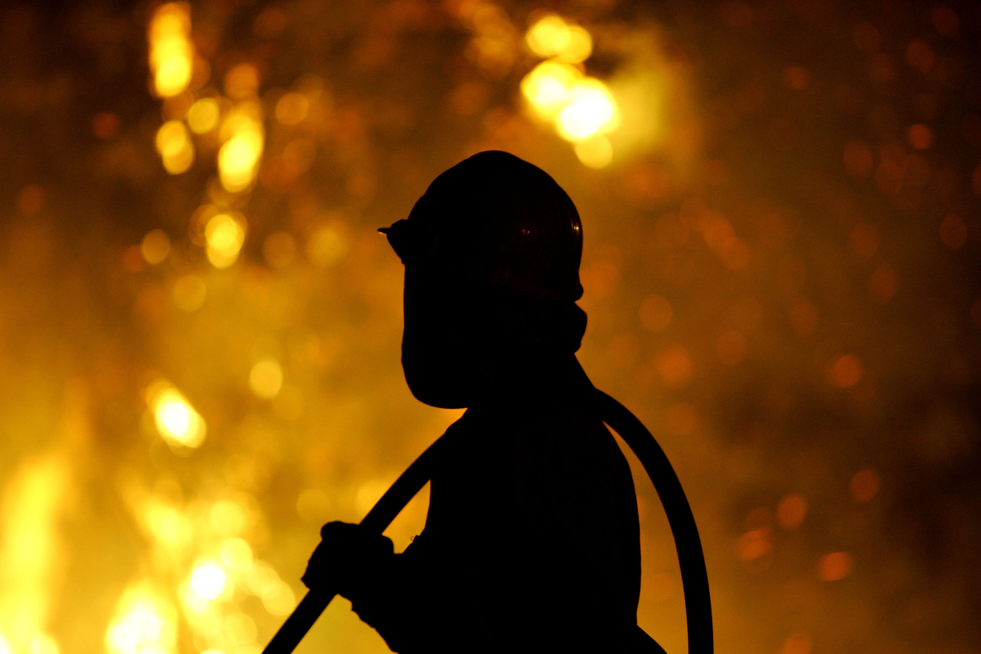 Un bombero mira las llamas durante un incendio forestal en Cerdedo, España, en 2006.
