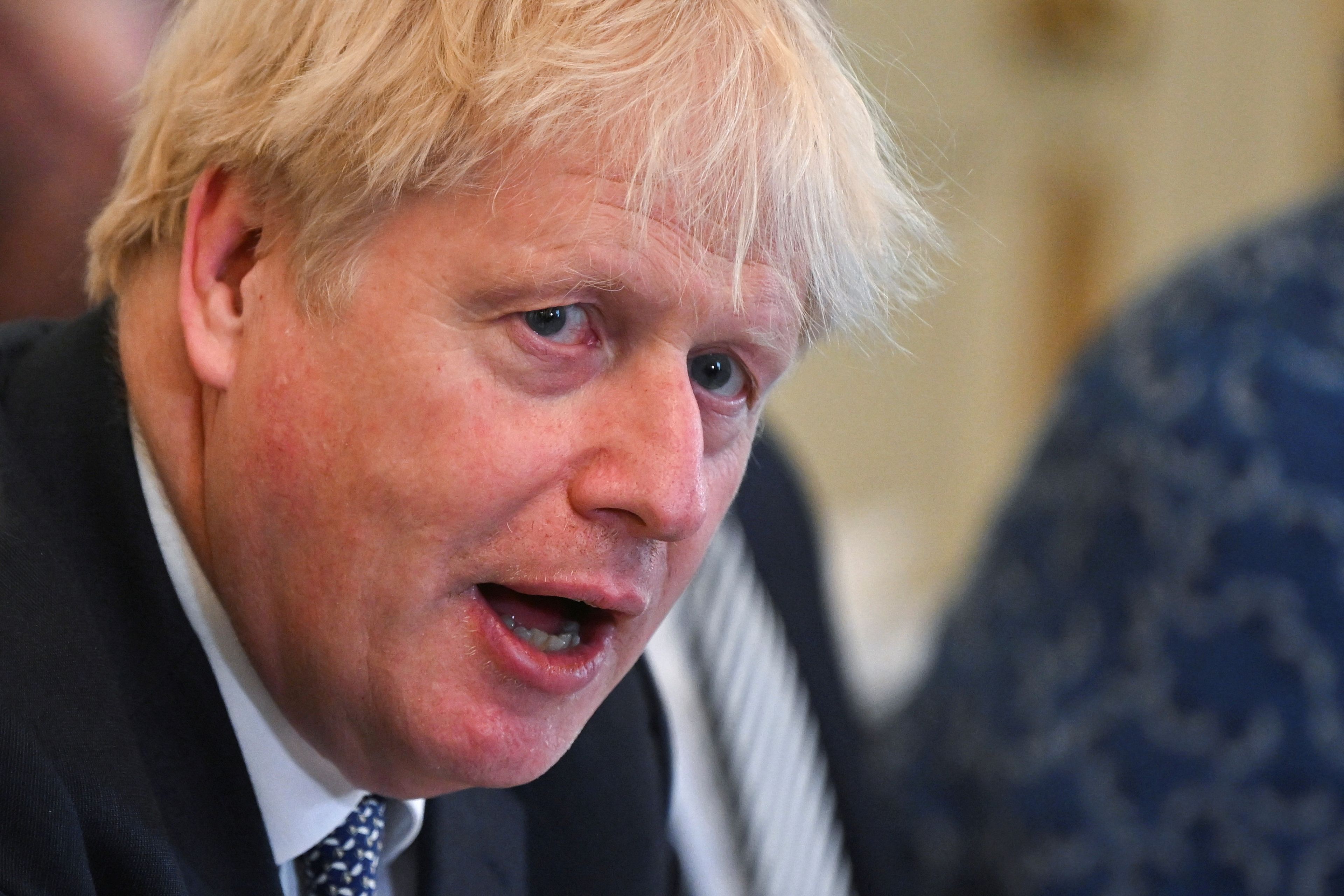 El primer ministro británico, Boris Johnson, fotografiado durante una reunión de su gabinete este martes tras las dimisiones de los ministros de Economía y Sanidad en protesta por la deriva ética del Gobierno.