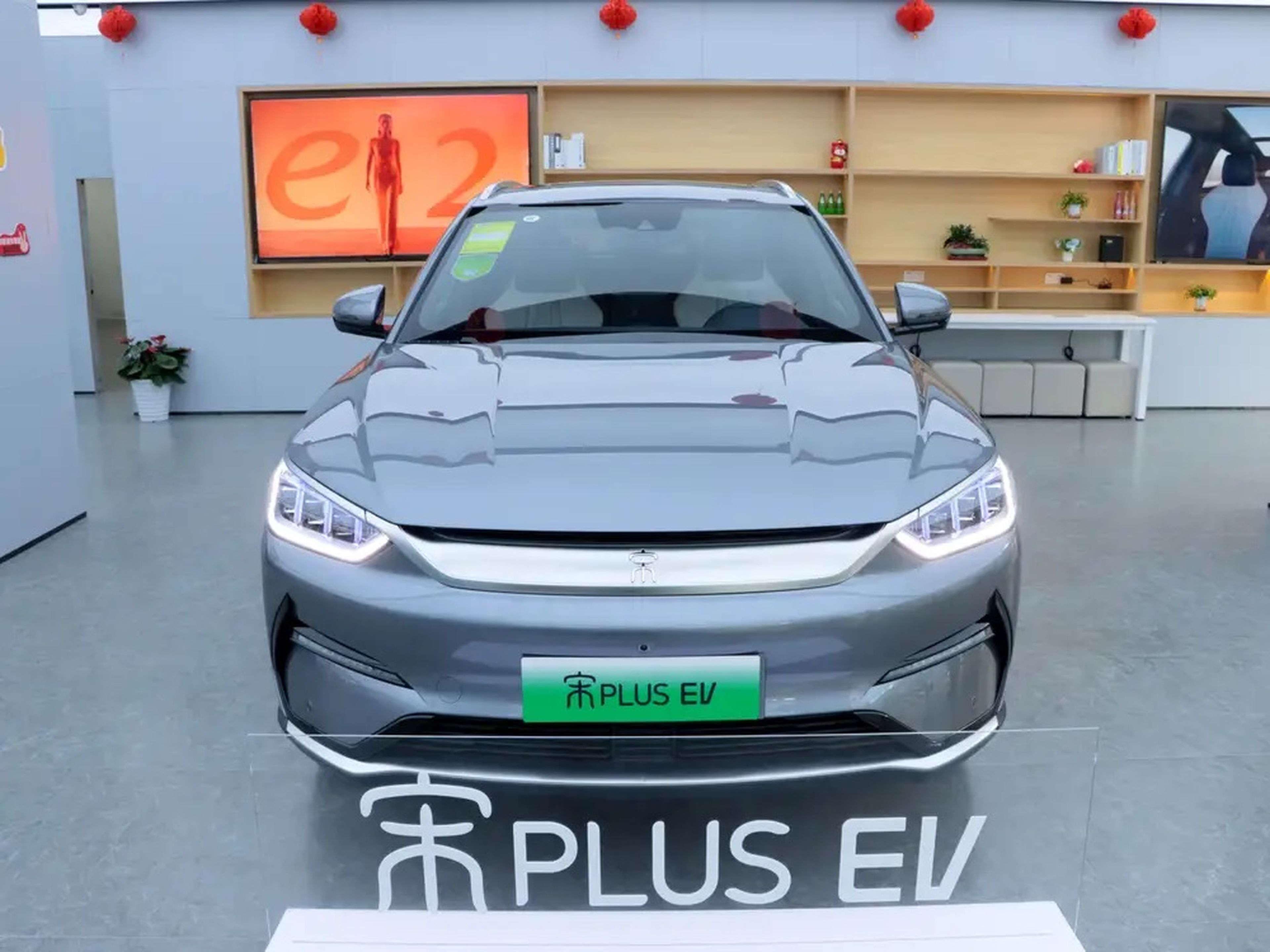 Un vehículo eléctrico "BYD Song PLUS EV" en una de las tiendas de BYD el 25 de diciembre de 2021 en Changzhou, provincia de Jiangsu, China.