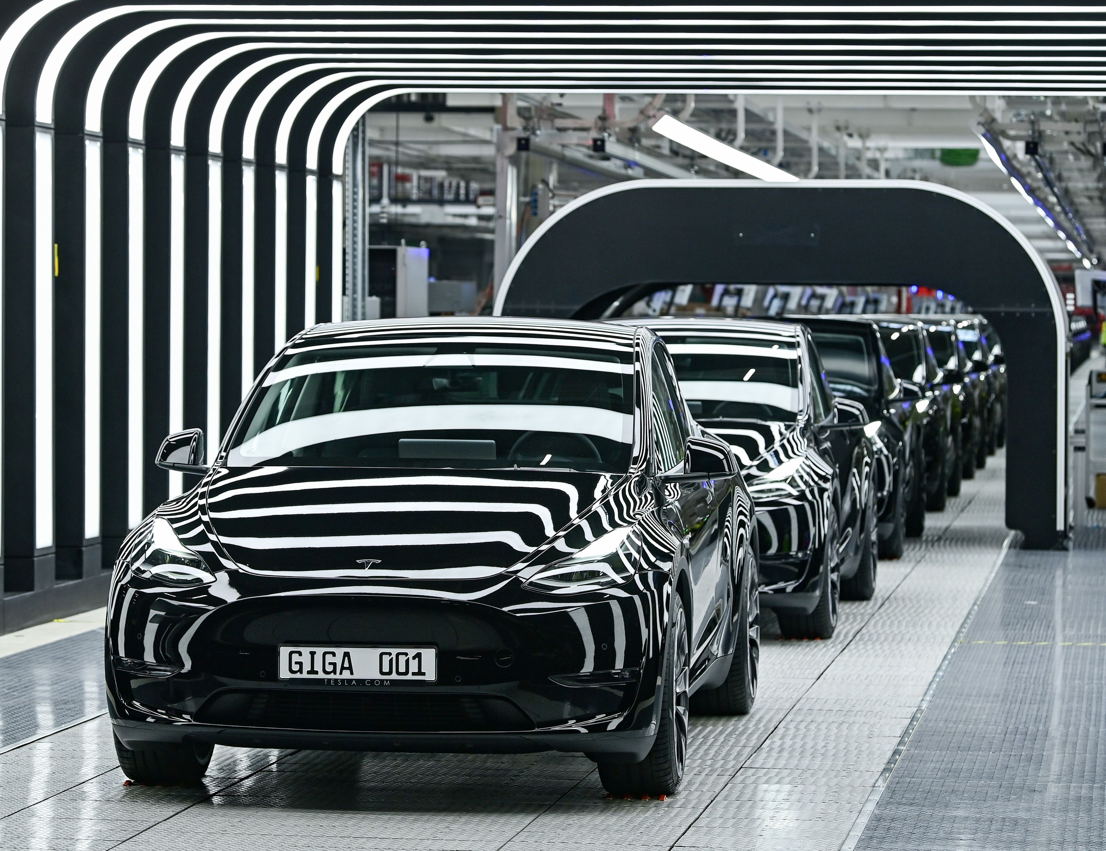 Una cadena de producción de Tesla en la fábrica de Gruenheide, Alemania.