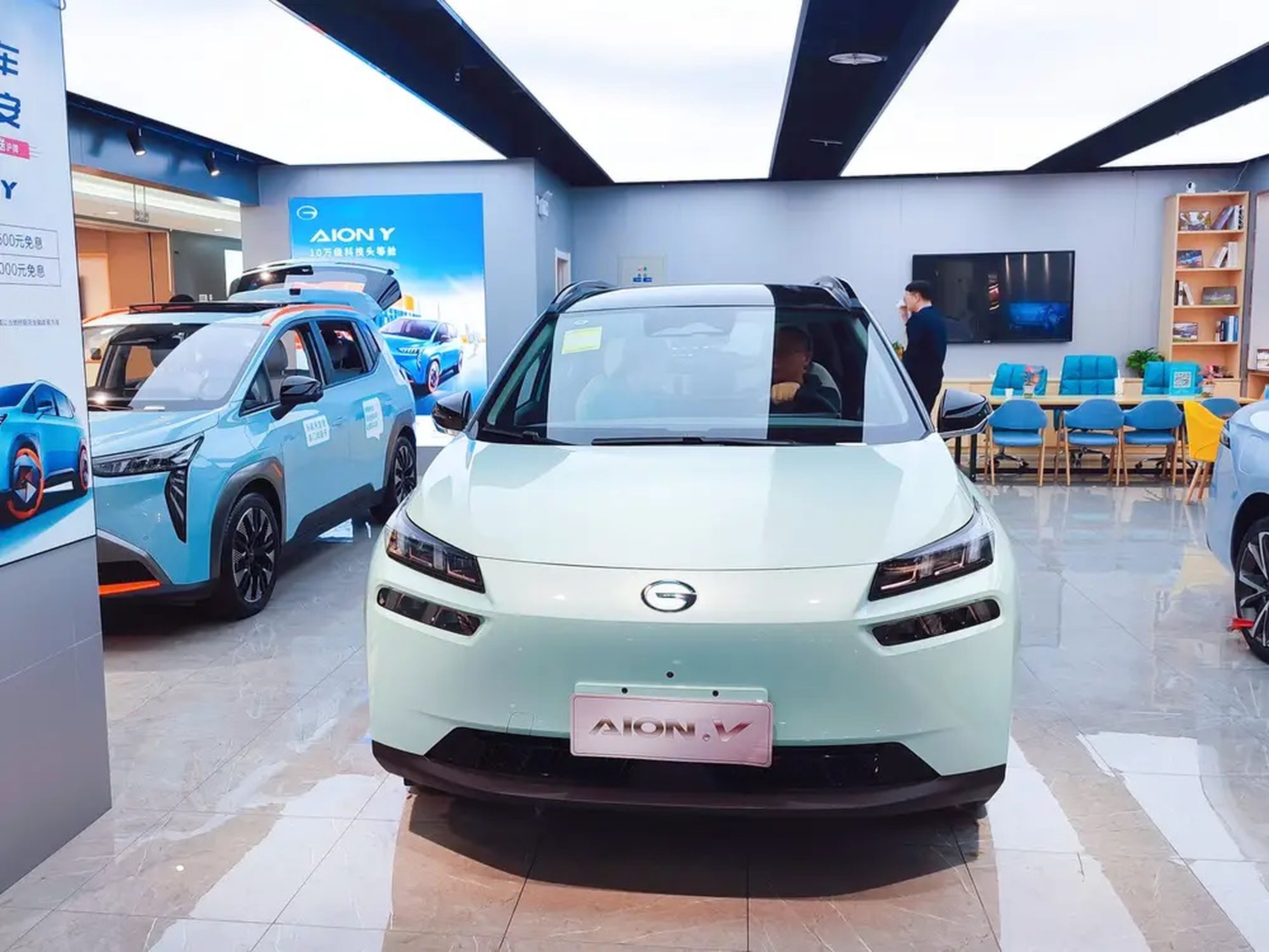 Una tienda de GAC AION, una marca de vehículos eléctricos inteligentes de gama alta, en Shanghái.