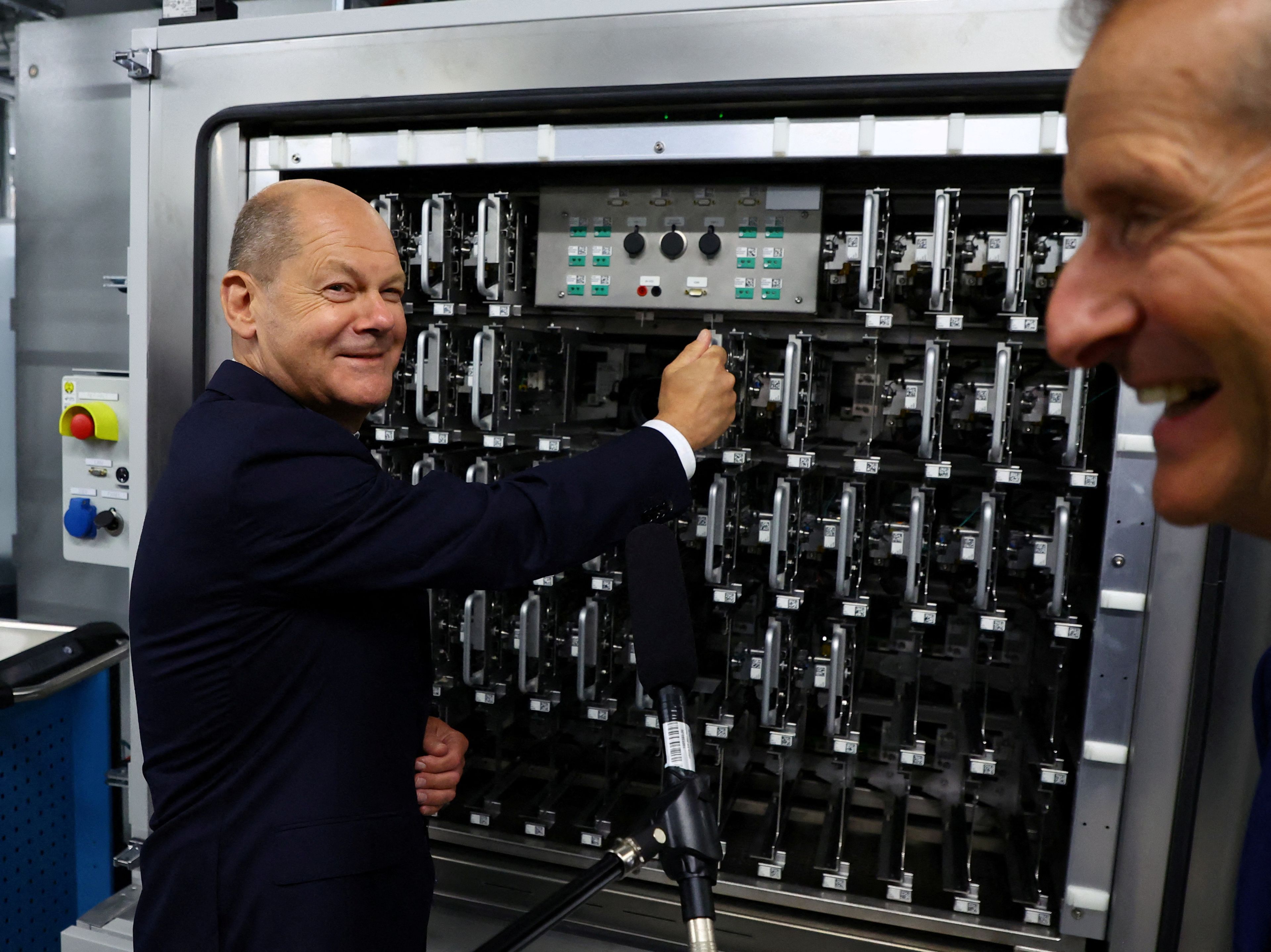 El CEO de Volkswagen en su primera fábrica de baterías.