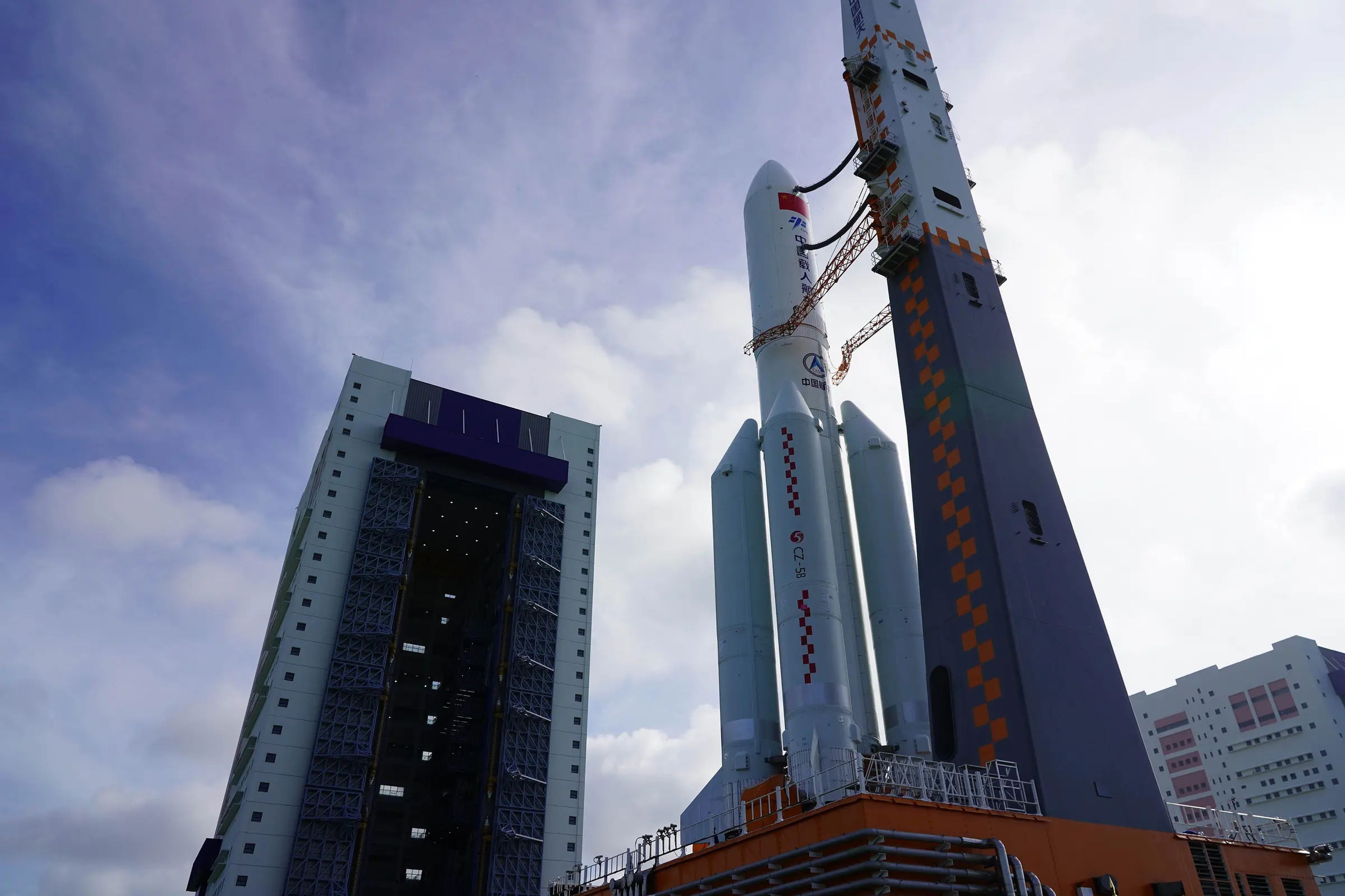 El cohete chino Gran Marcha 5B durante su lanzamiento el 18 de julio de 2022.