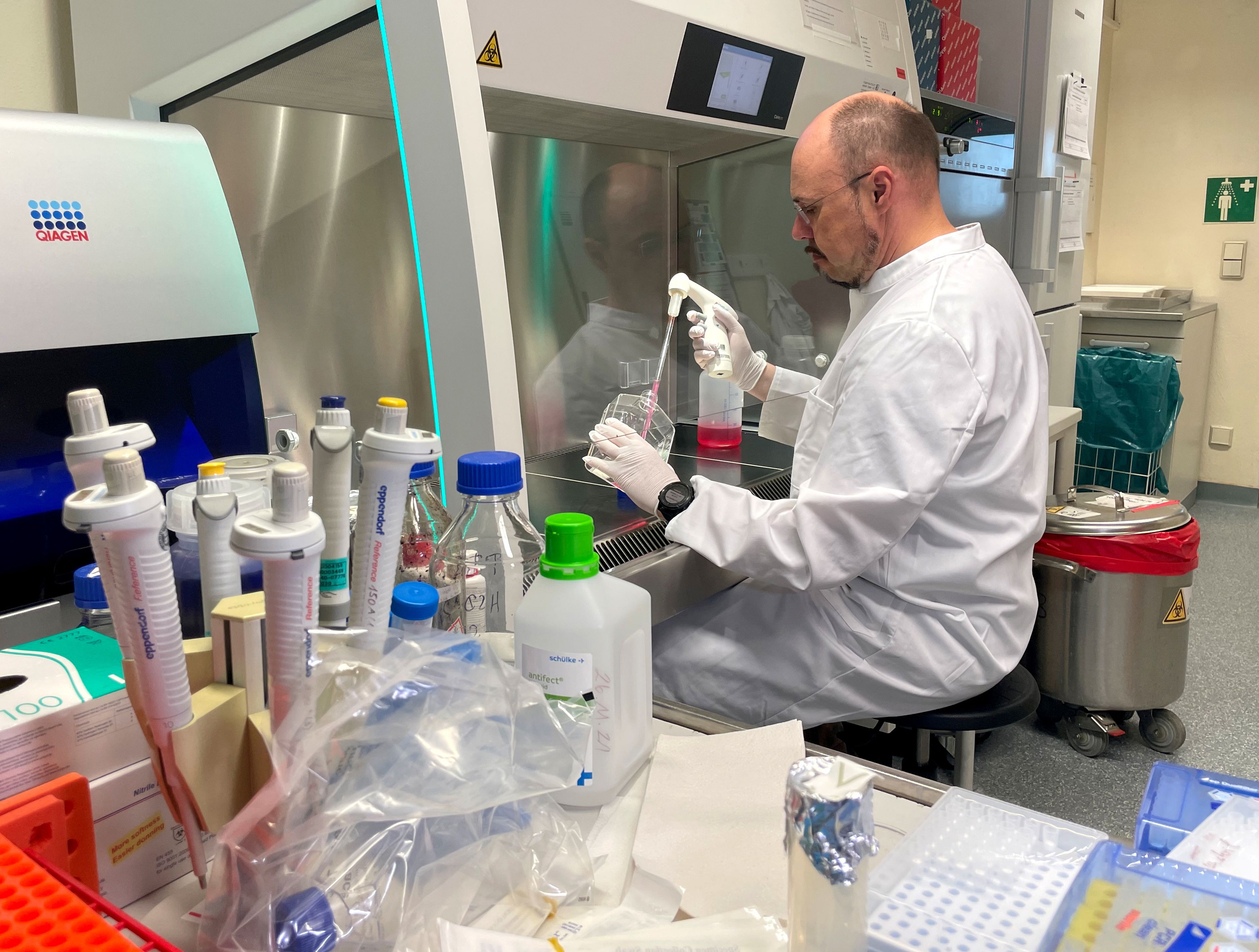 Un científico en un laboratorio de Alemania analiza la viruela del mono