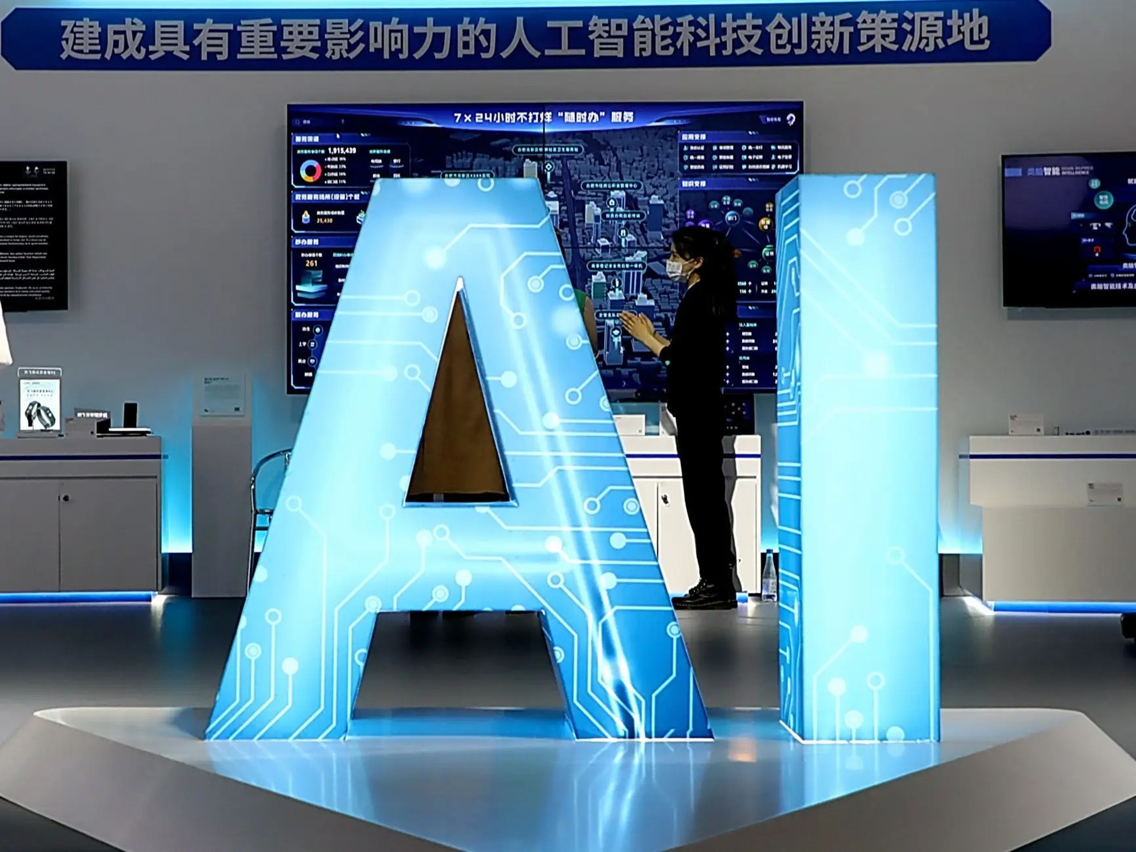 Ciudadanos aprenden sobre las nuevas tecnologías de inteligencia artificial en una exhibición en Hefei, China