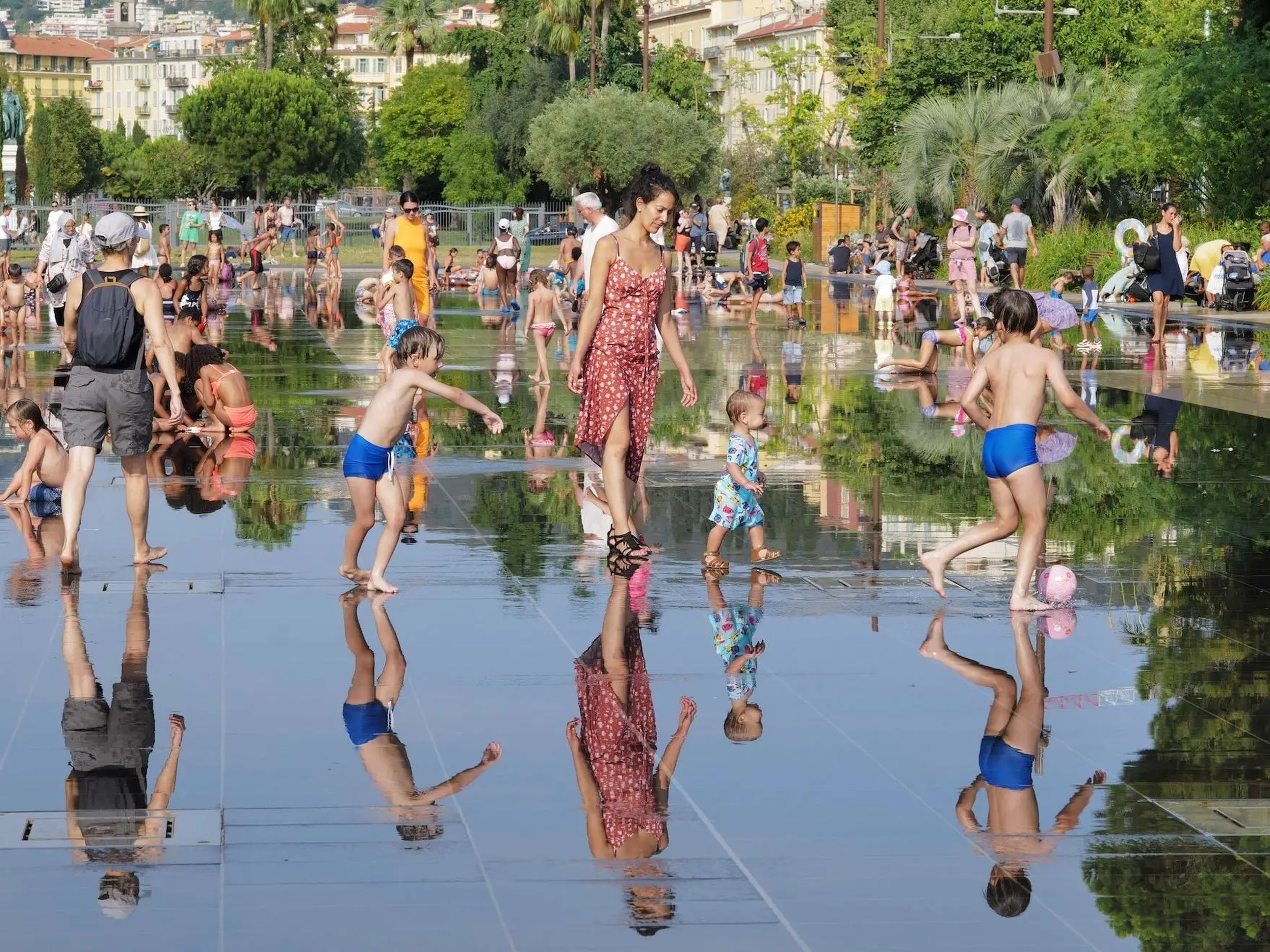 Varias personas se refrescan en una fuente en plena ola de calor en Niza, Francia, el 13 de julio de 2022.