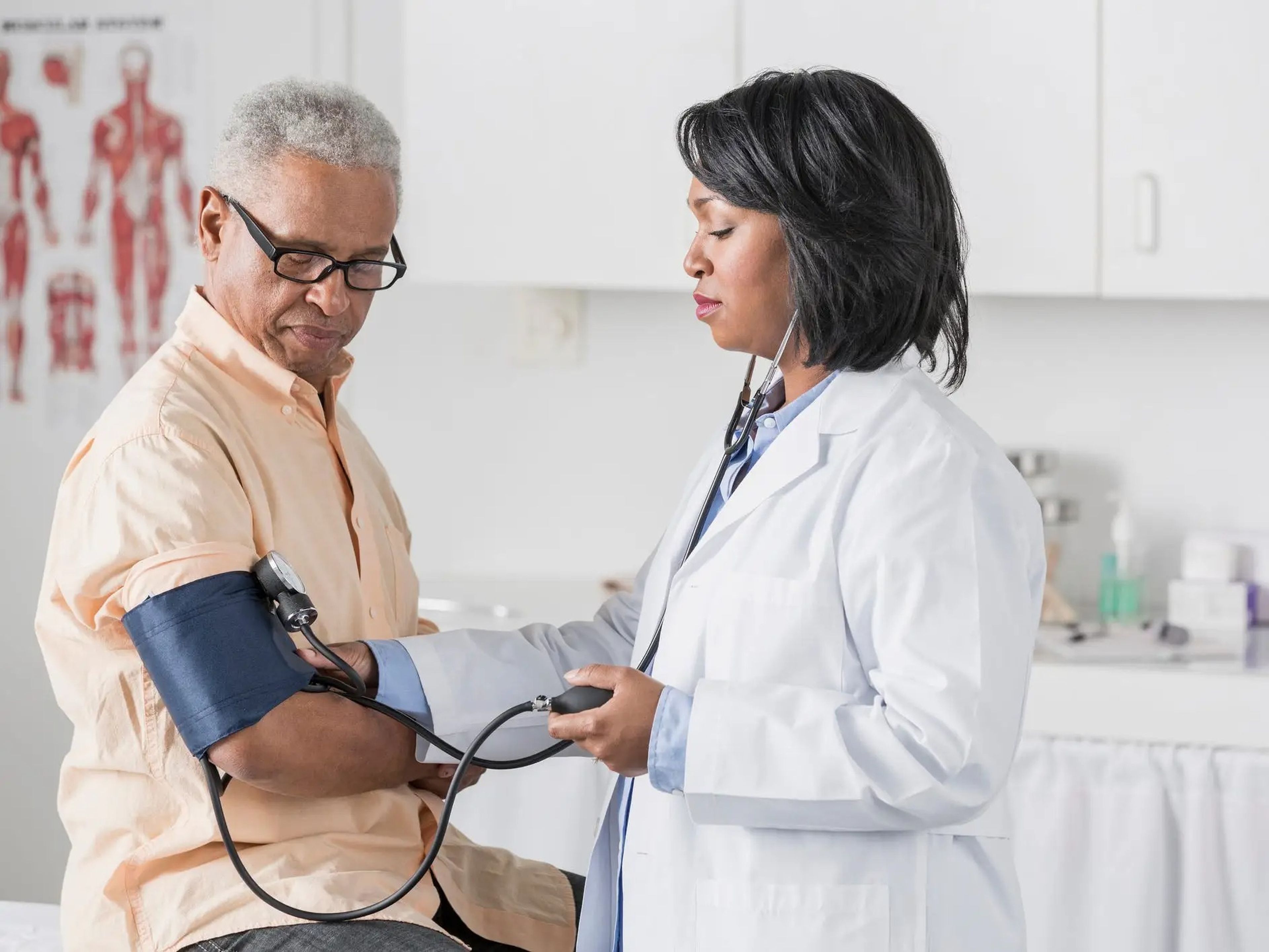 La presión arterial alta es una condición de salud común y puede aumentar el riesgo de infarto o accidente cerebrovascular.