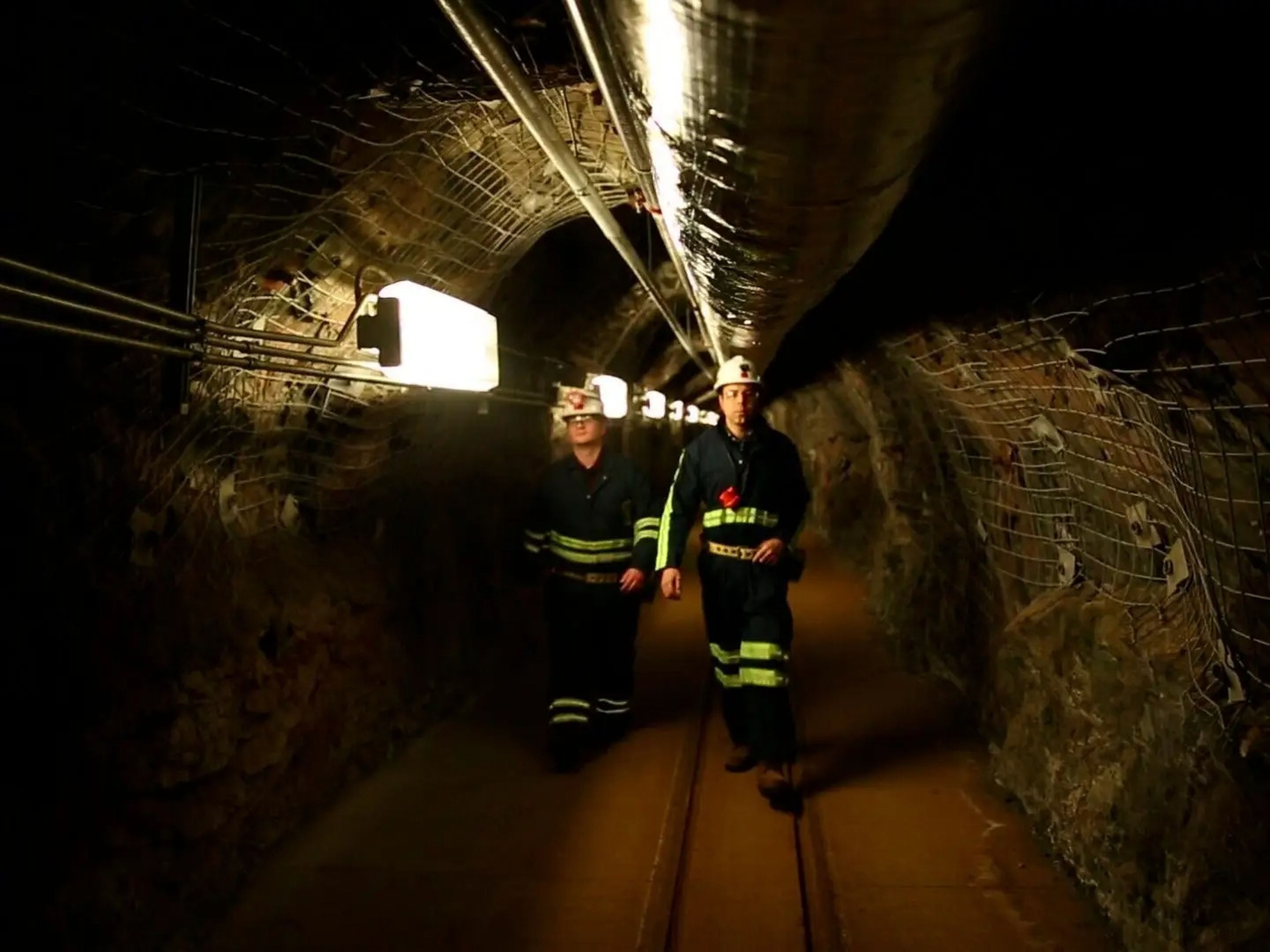 Dos investigadores caminan a través de un antiguo túnel minero hacia lo que ahora es la instalación de investigación subterránea de Sanford en Lead, Dakota del Sur, Estados Unidos, el 8 de diciembre de 2019.