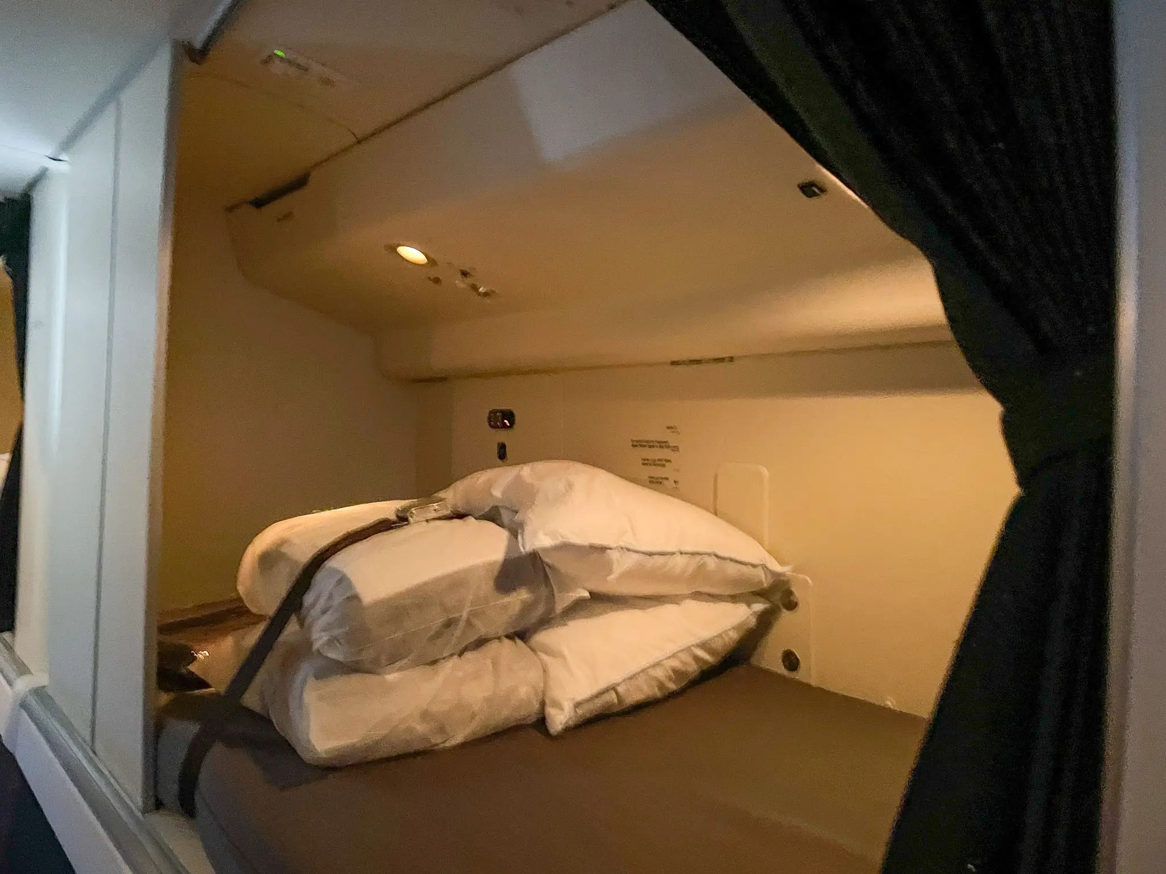 En cada zona de la cama, sólo había almohadas, mantas y algunos pequeños compartimentos de almacenamiento.