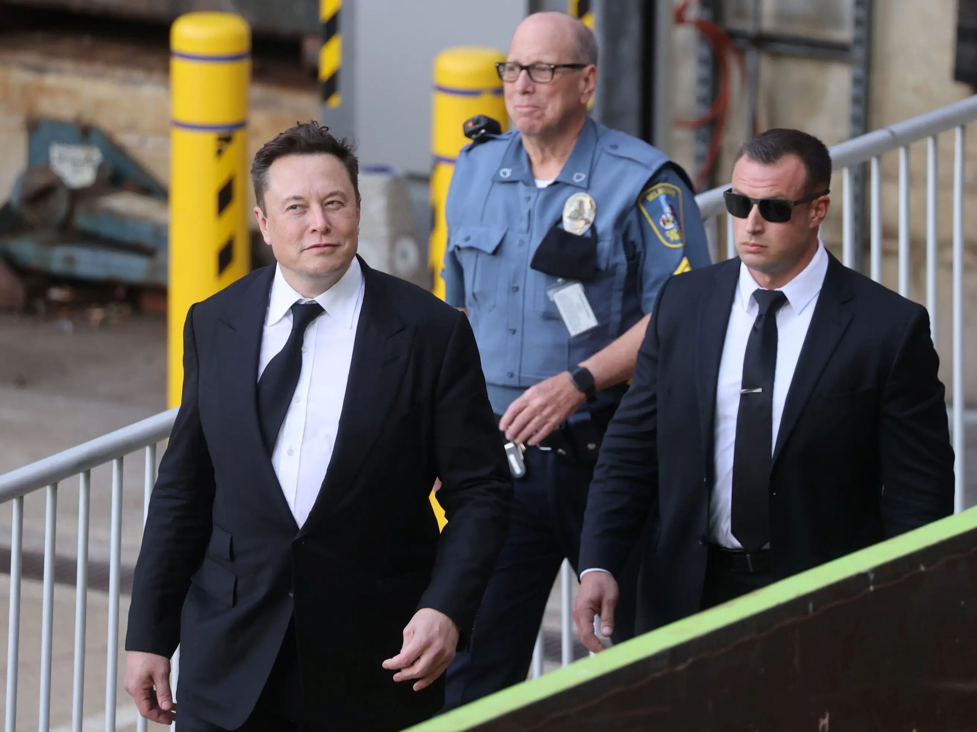Elon Musk llegando al Tribunal de la Cancillería de Delaware en 2021.