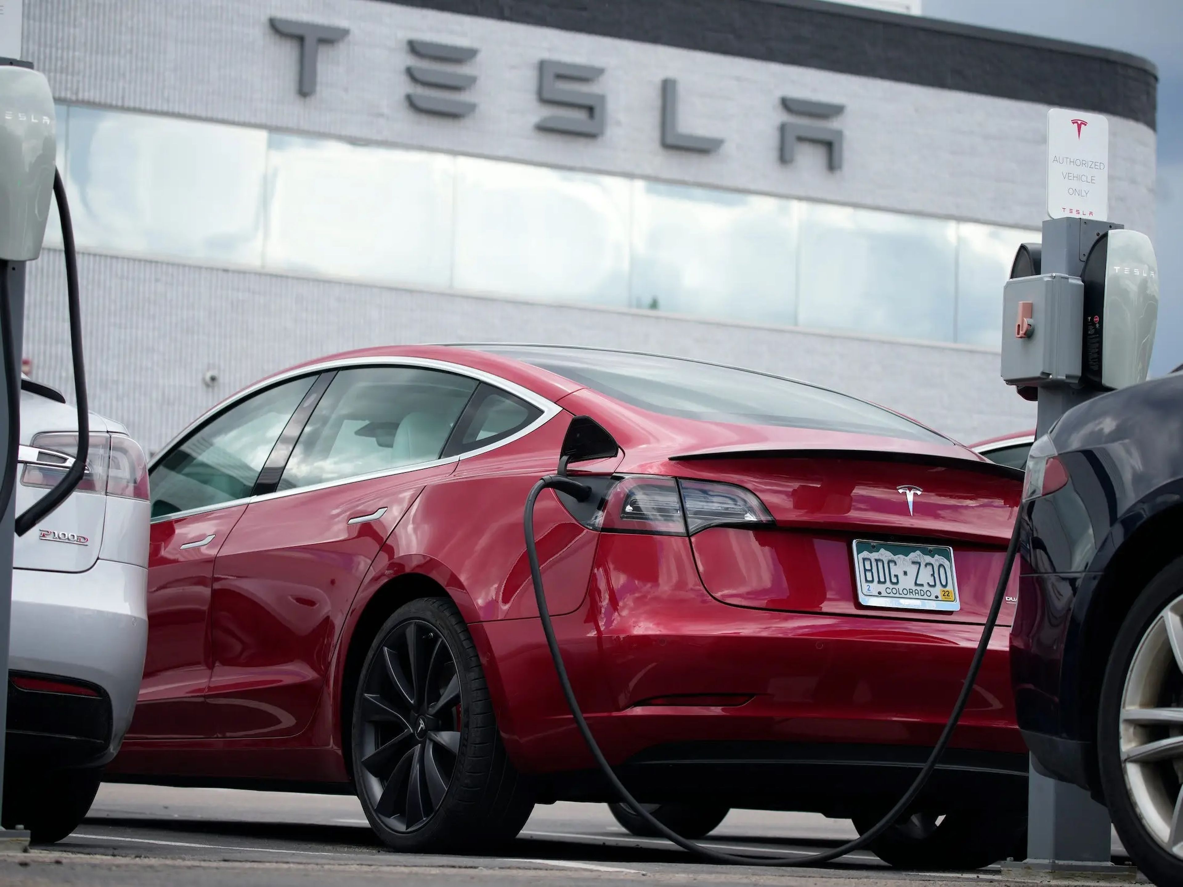 Empresas como Tesla, quieren reforzar la densidad de energía de las baterías de sus vehículos eléctricos para conseguir la máxima autonomía.